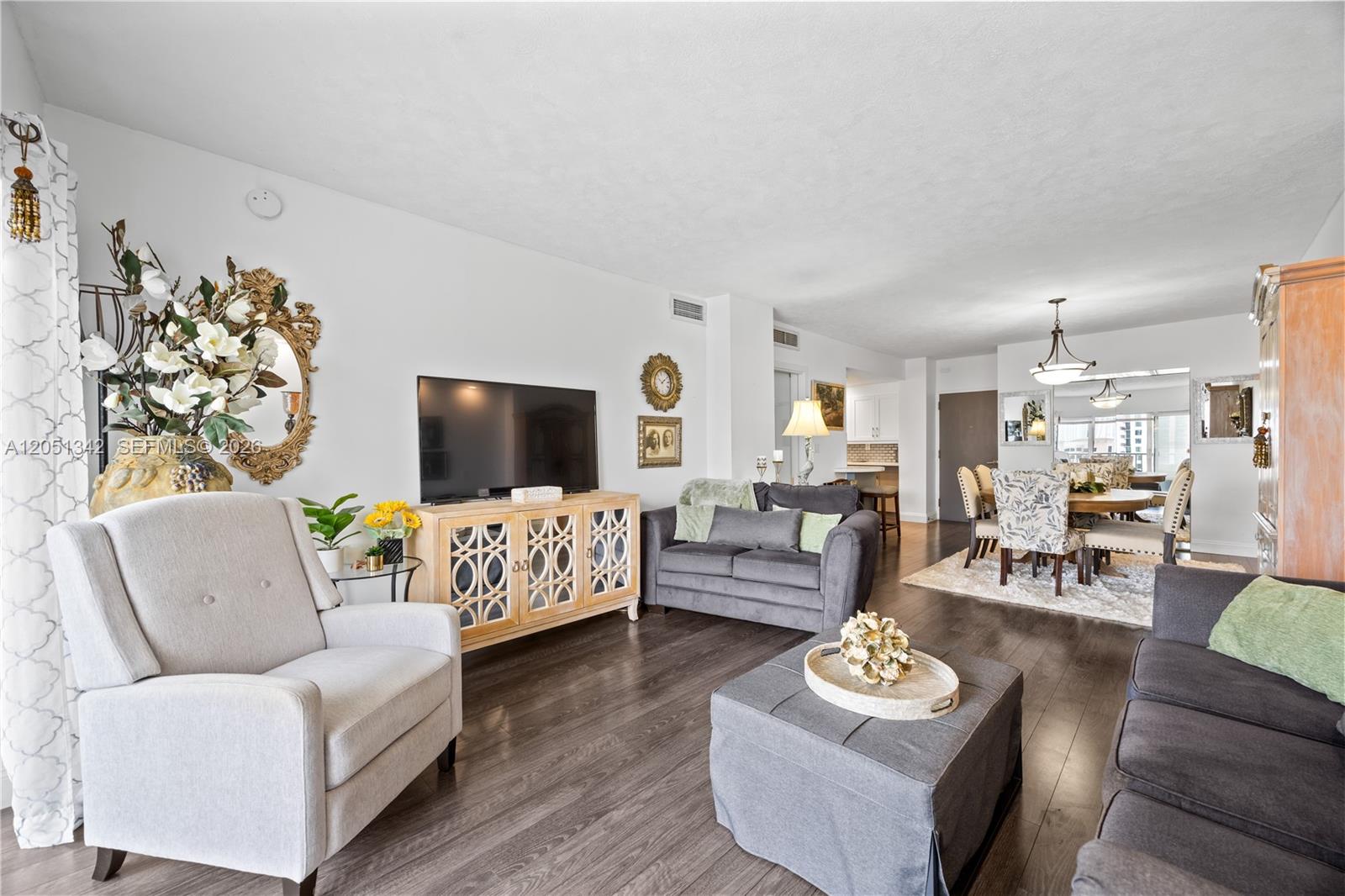 See details 903 1 / 2 762 sq. ft. $ 2026-07-10 0 Photo