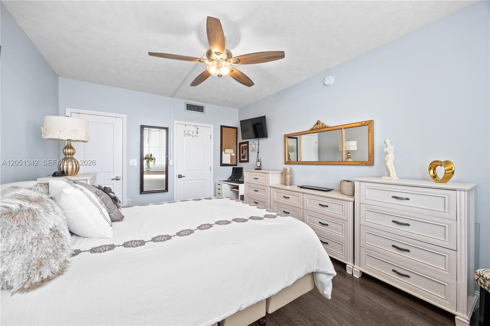 See details 903 1 / 2 762 sq. ft. $ 2026-07-10 0 Photo