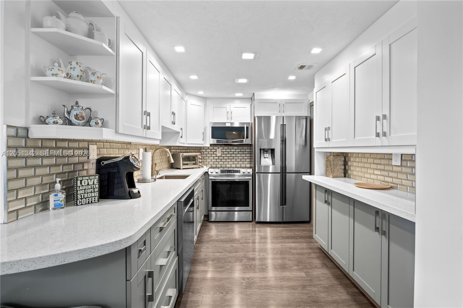 See details 903 1 / 2 762 sq. ft. $ 2026-07-10 0 Photo