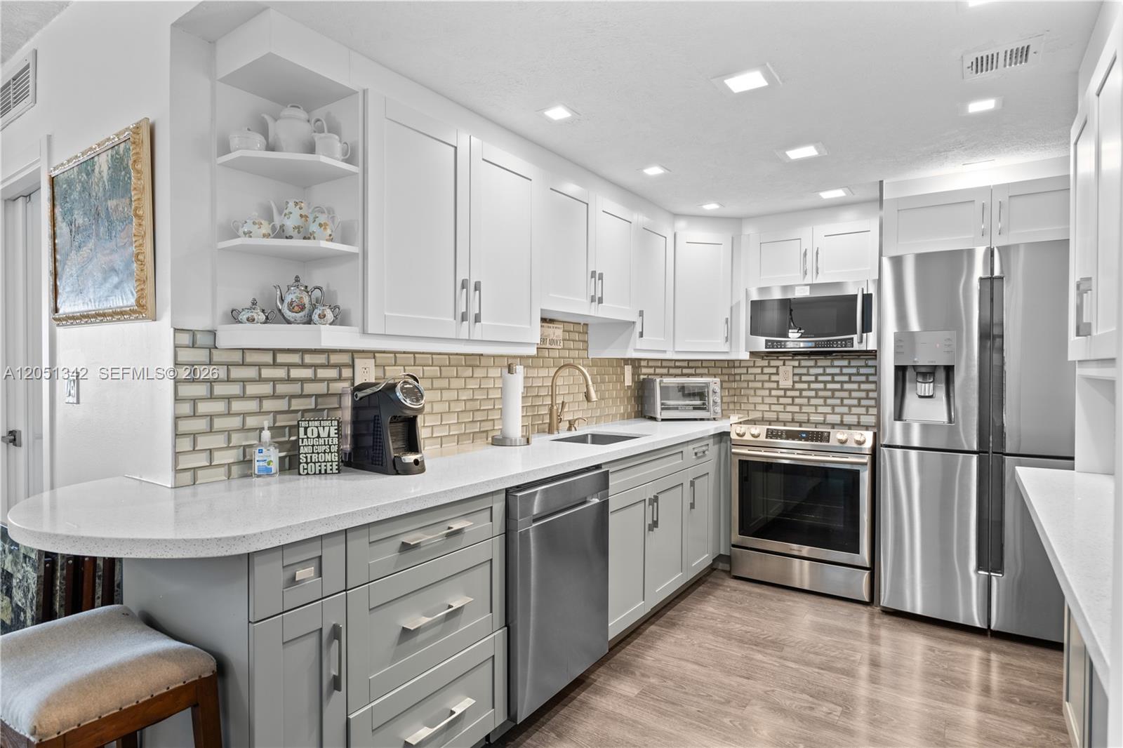 See details 903 1 / 2 762 sq. ft. $ 2026-07-10 0 Photo