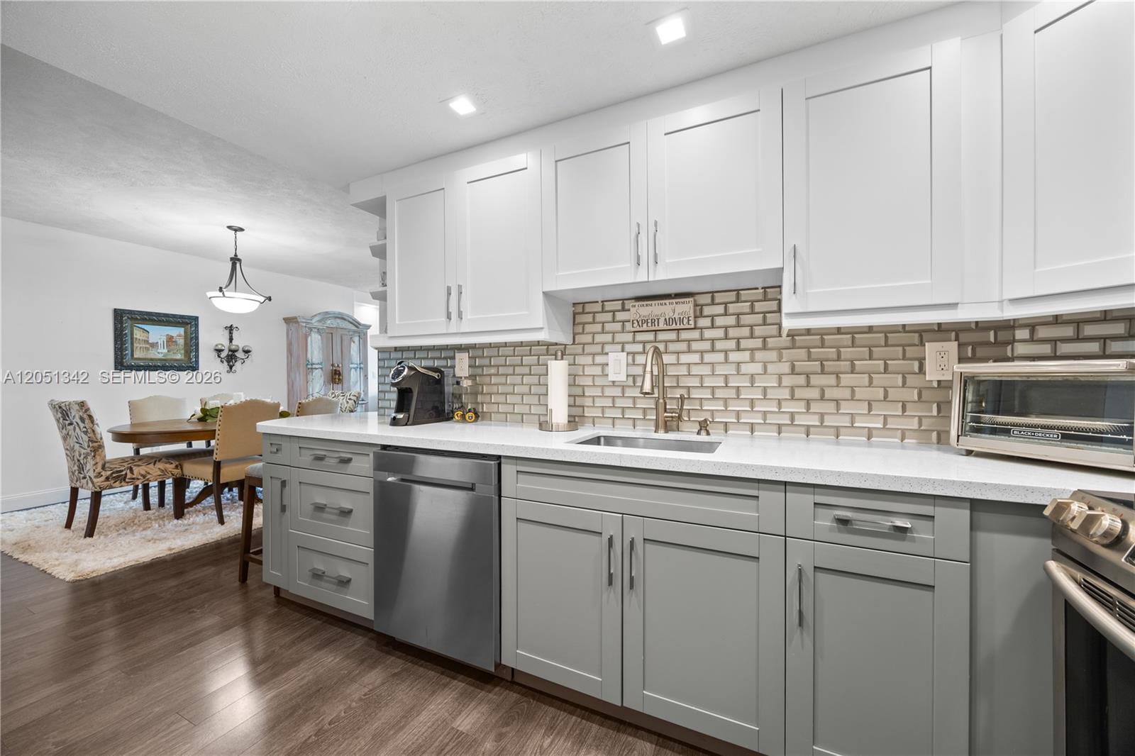 See details 903 1 / 2 762 sq. ft. $ 2026-07-10 0 Photo