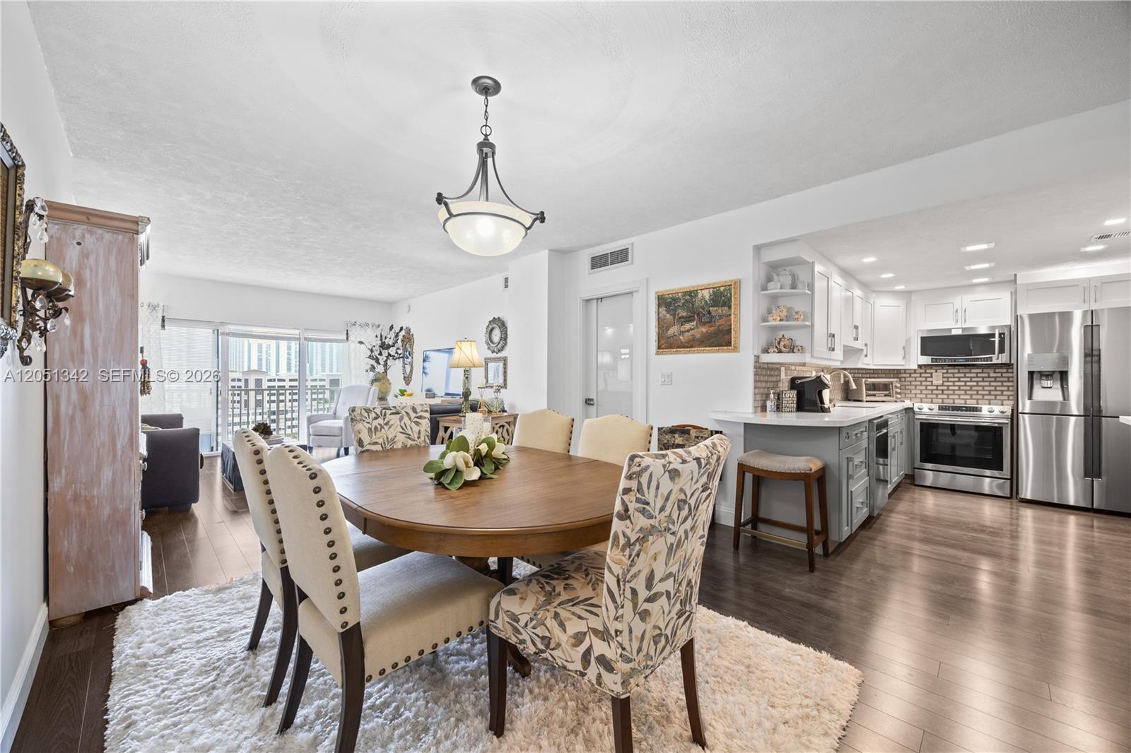See details 903 1 / 2 762 sq. ft. $ 2026-07-10 0 Photo