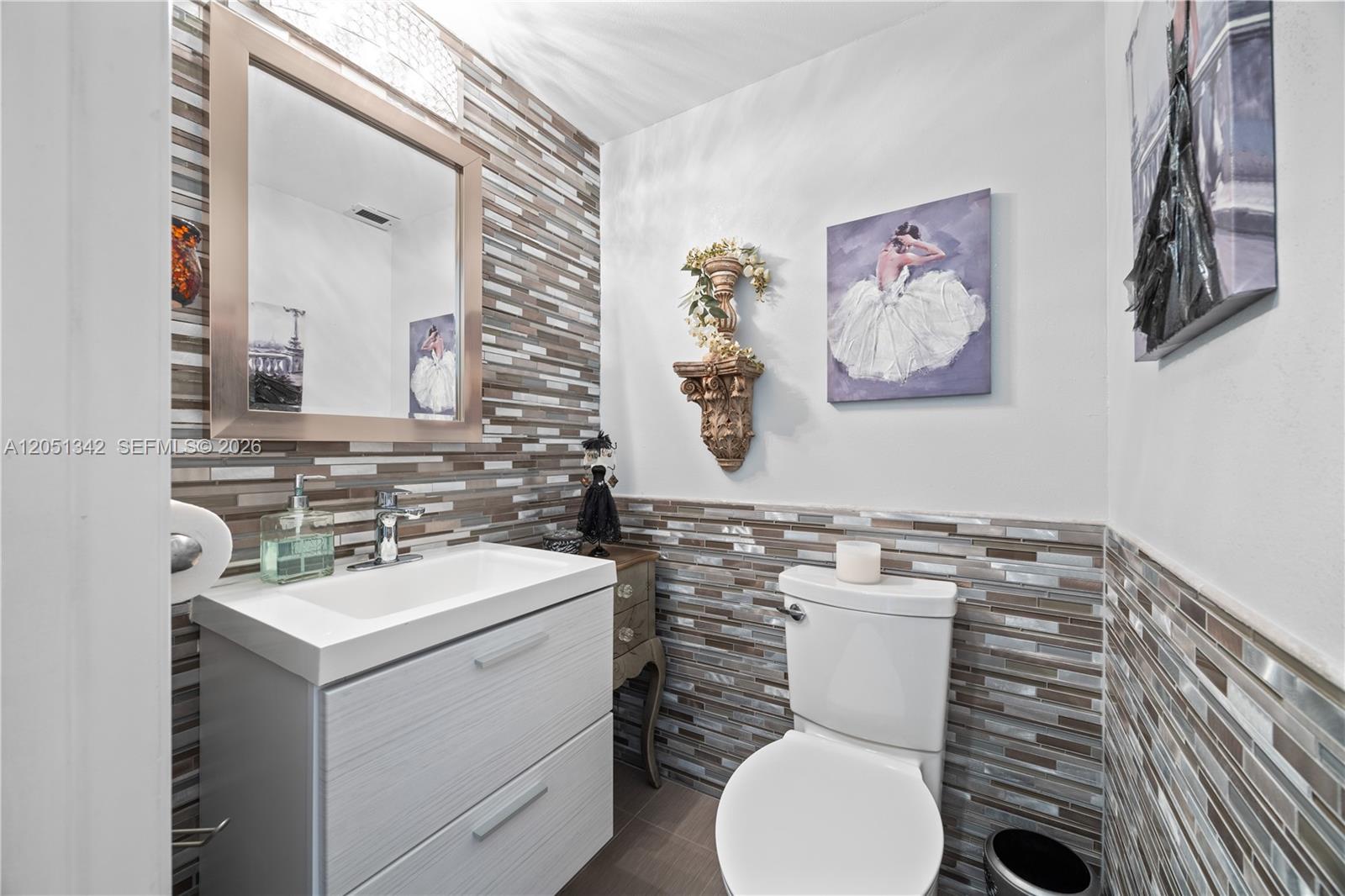 See details 903 1 / 2 762 sq. ft. $ 2026-07-10 0 Photo
