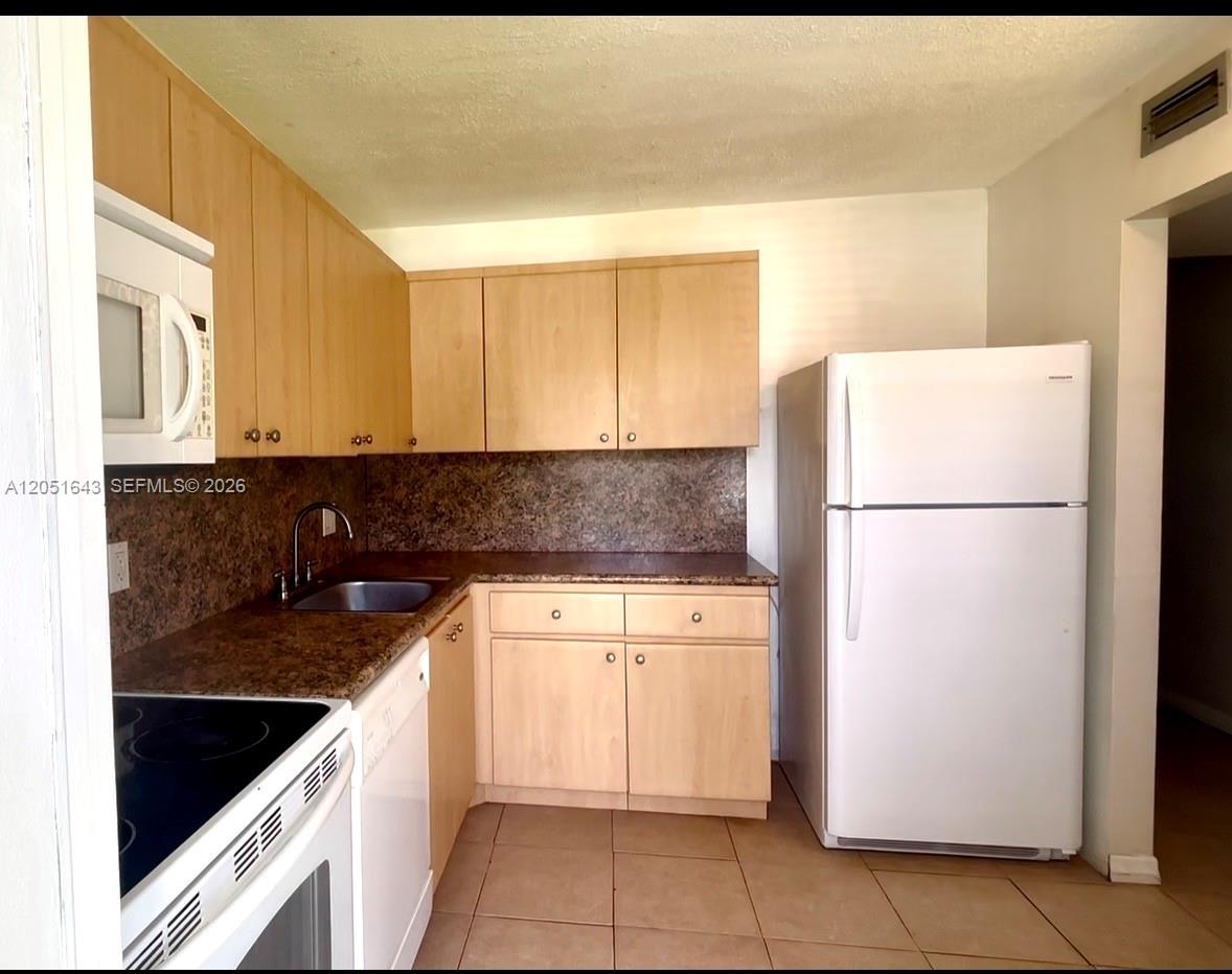 See details 102 1 / 2 775 sq. ft. $ 2026-07-10 0 Photo