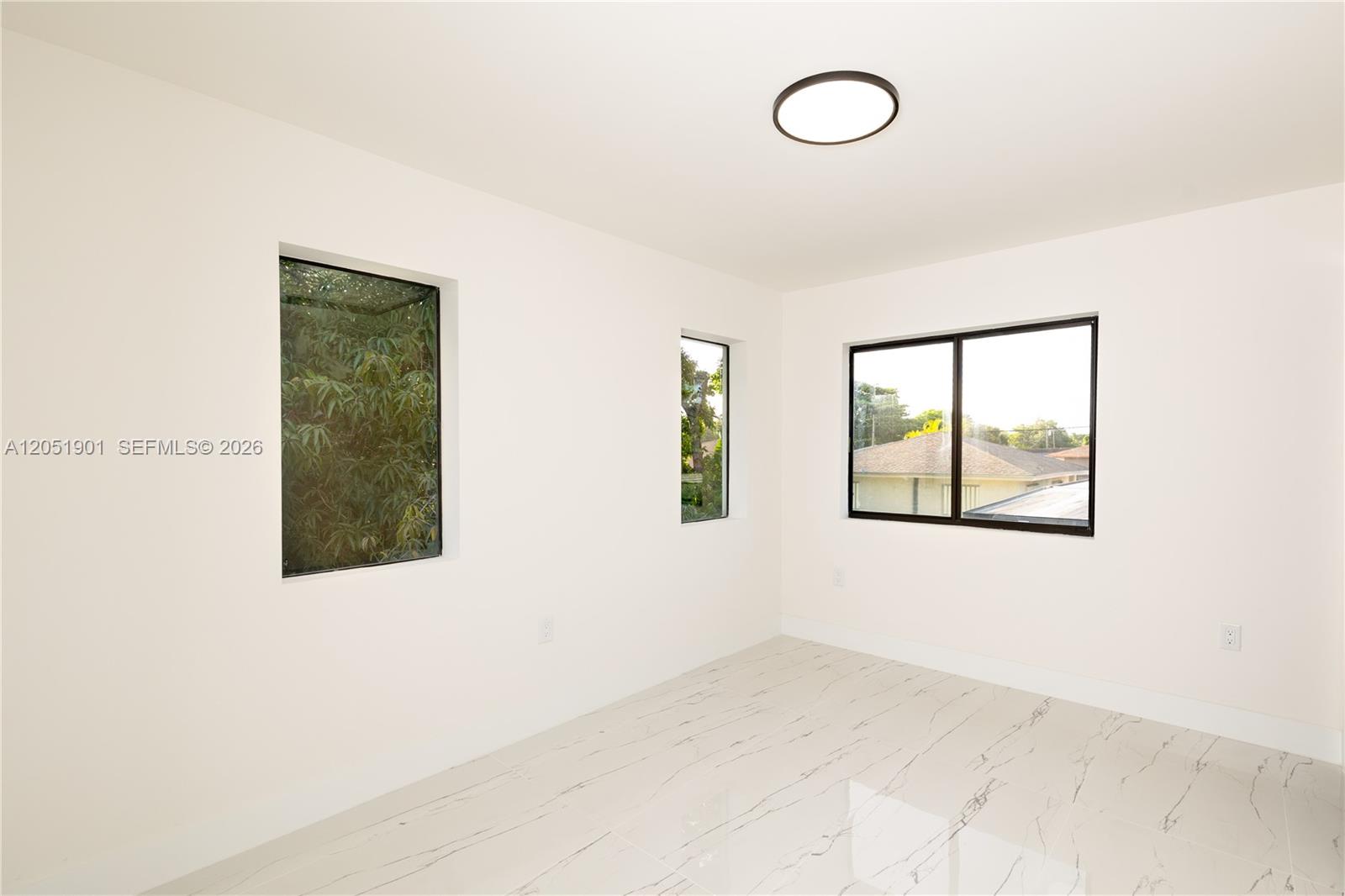 Ver detalles / 2400 sq. ft. $ 2026-07-11 0 foto