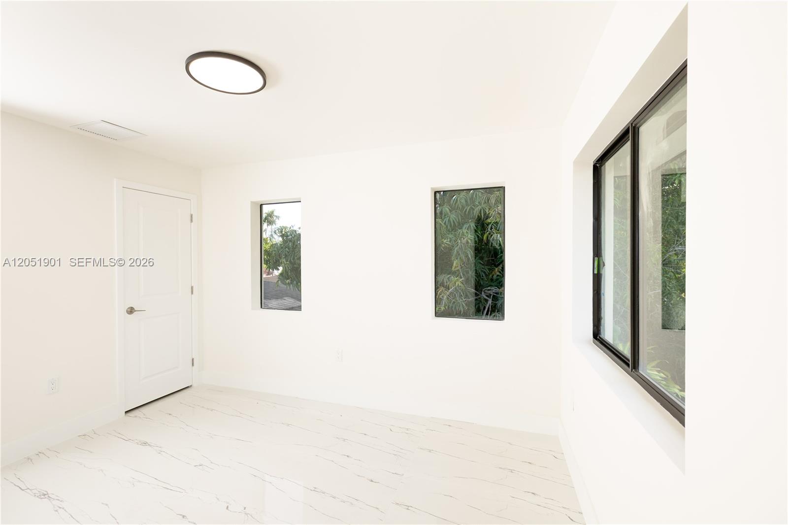 Ver detalles / 2400 sq. ft. $ 2026-07-11 0 foto