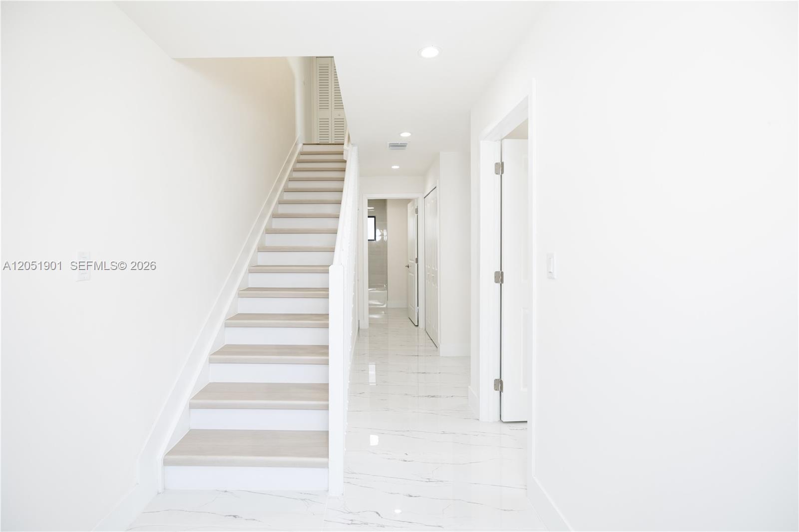 Ver detalles / 2400 sq. ft. $ 2026-07-11 0 foto