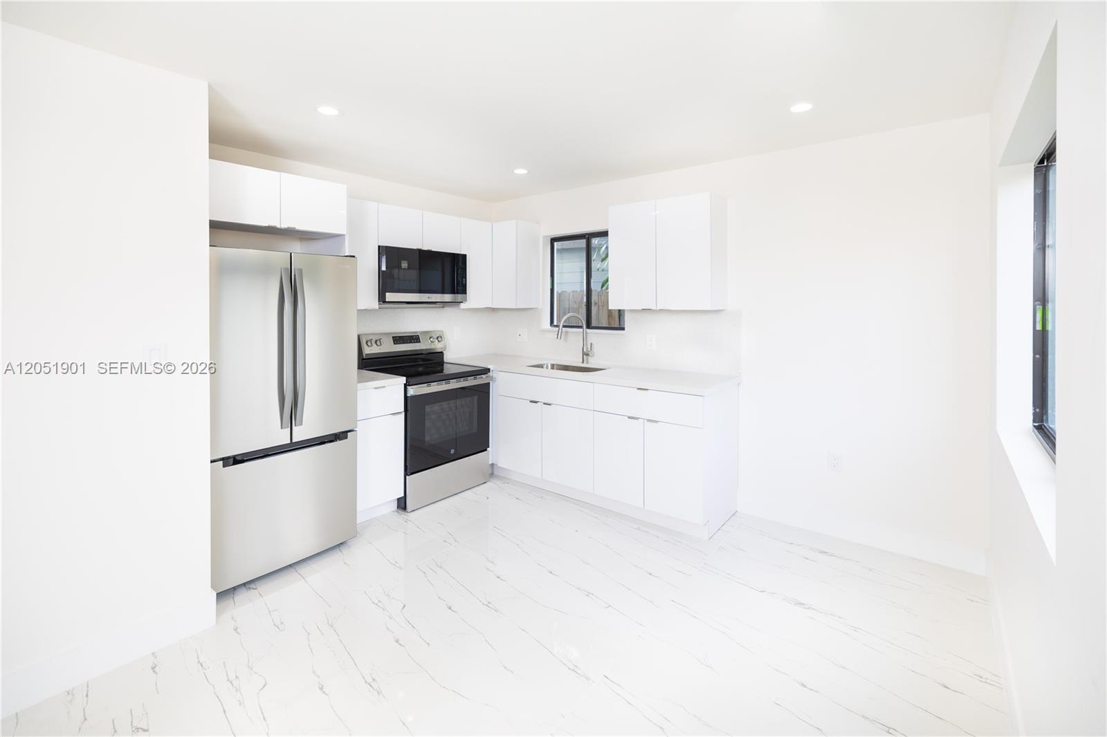 Ver detalles / 2400 sq. ft. $ 2026-07-11 0 foto