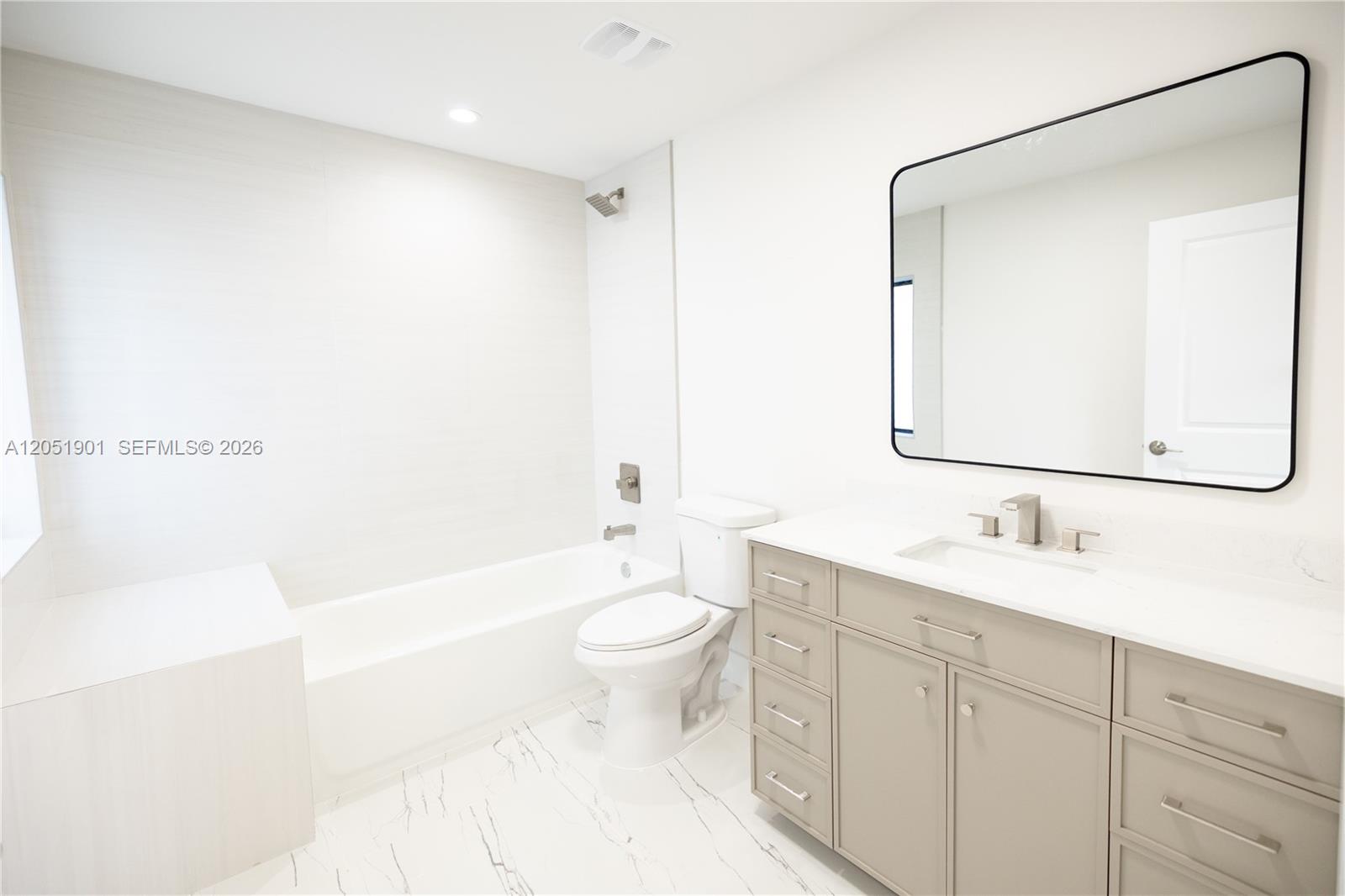 Ver detalles / 2400 sq. ft. $ 2026-07-11 0 foto