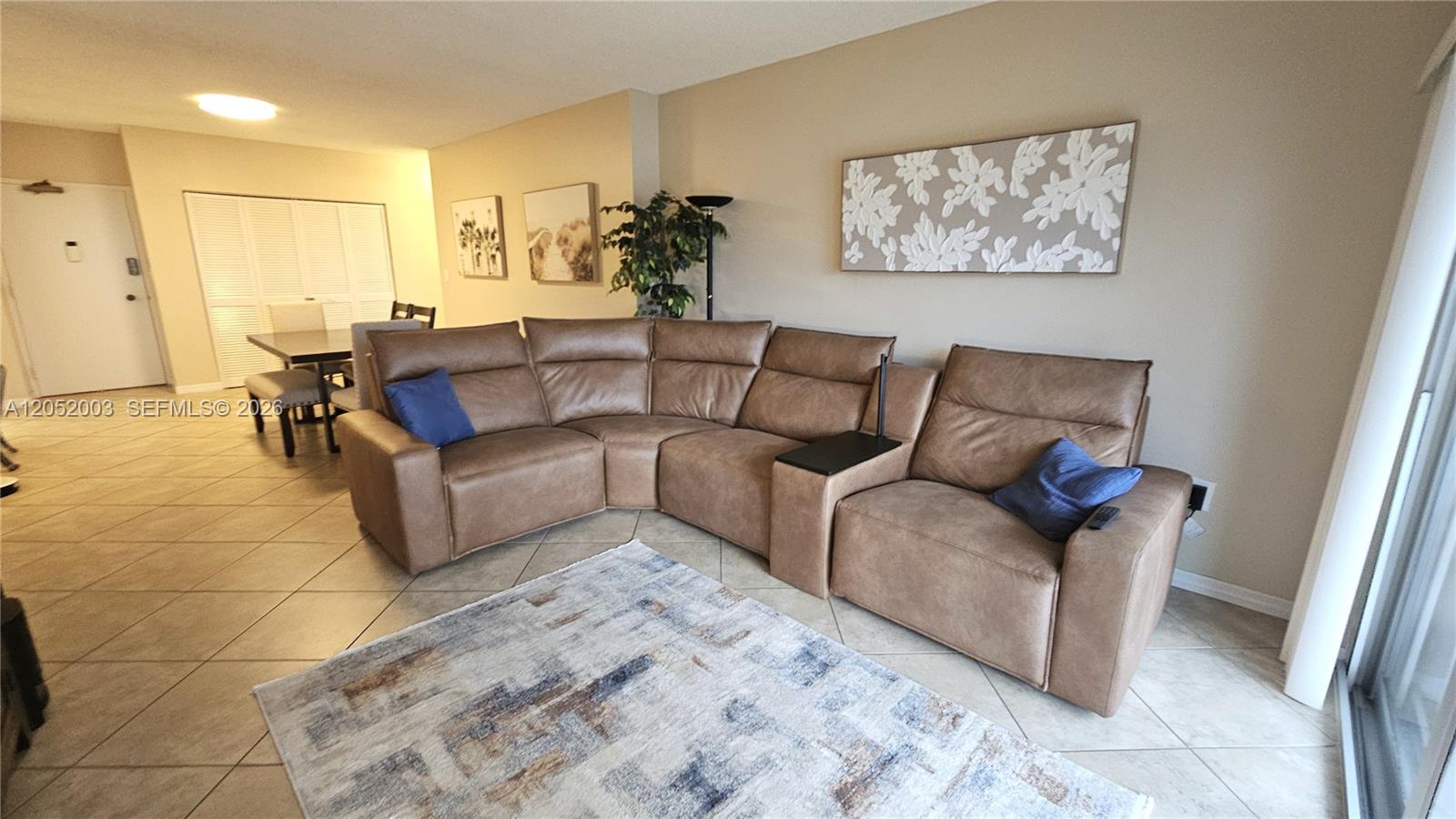 Ver detalles 4L 1 / 2 870 sq. ft. $ 2026-07-11 0 foto
