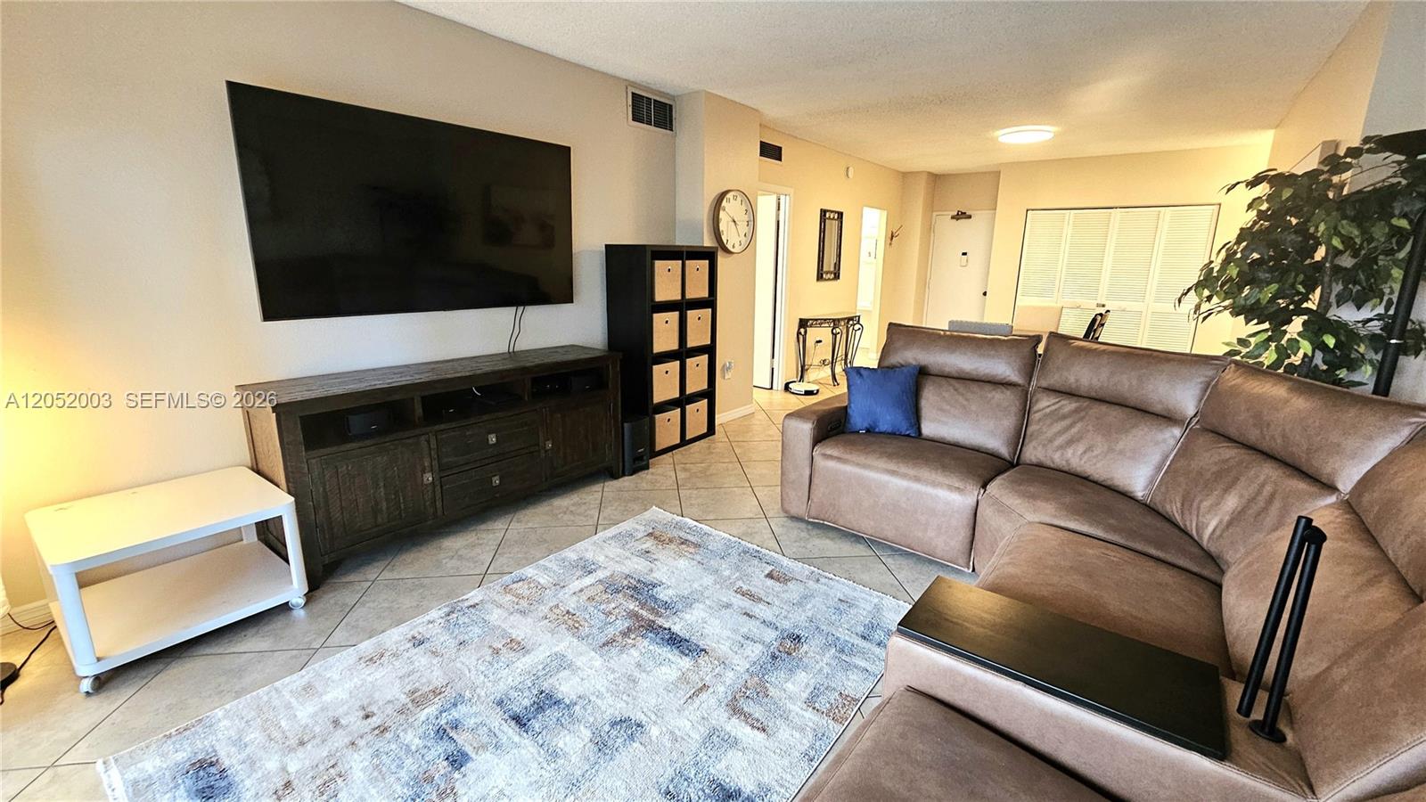 Ver detalles 4L 1 / 2 870 sq. ft. $ 2026-07-11 0 foto