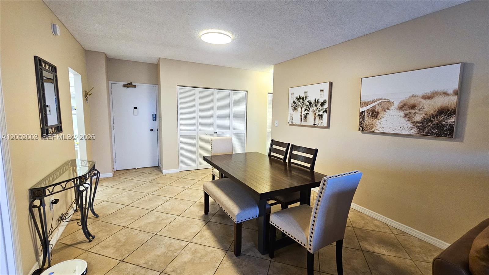 Ver detalles 4L 1 / 2 870 sq. ft. $ 2026-07-11 0 foto