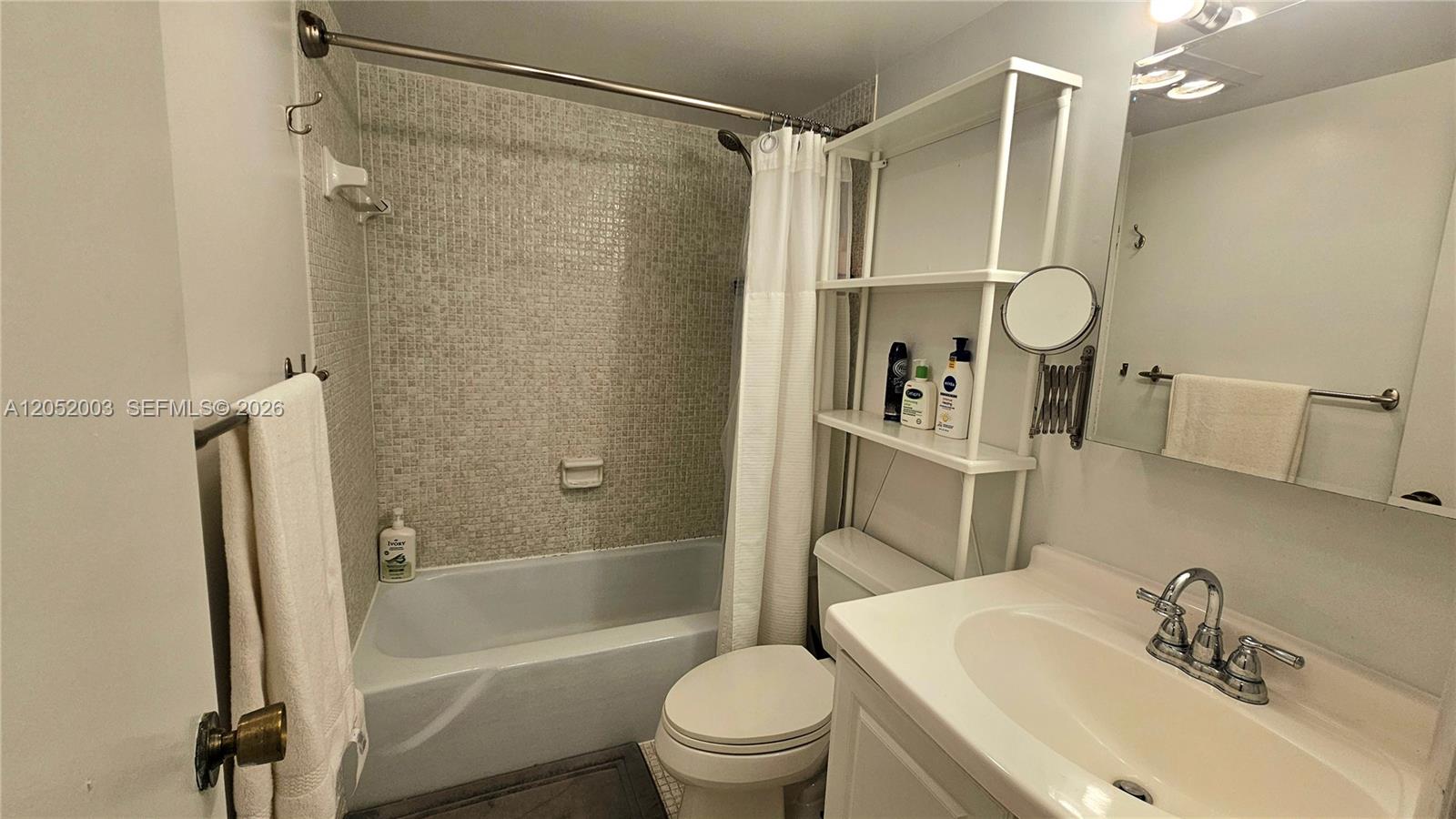 Ver detalles 4L 1 / 2 870 sq. ft. $ 2026-07-11 0 foto