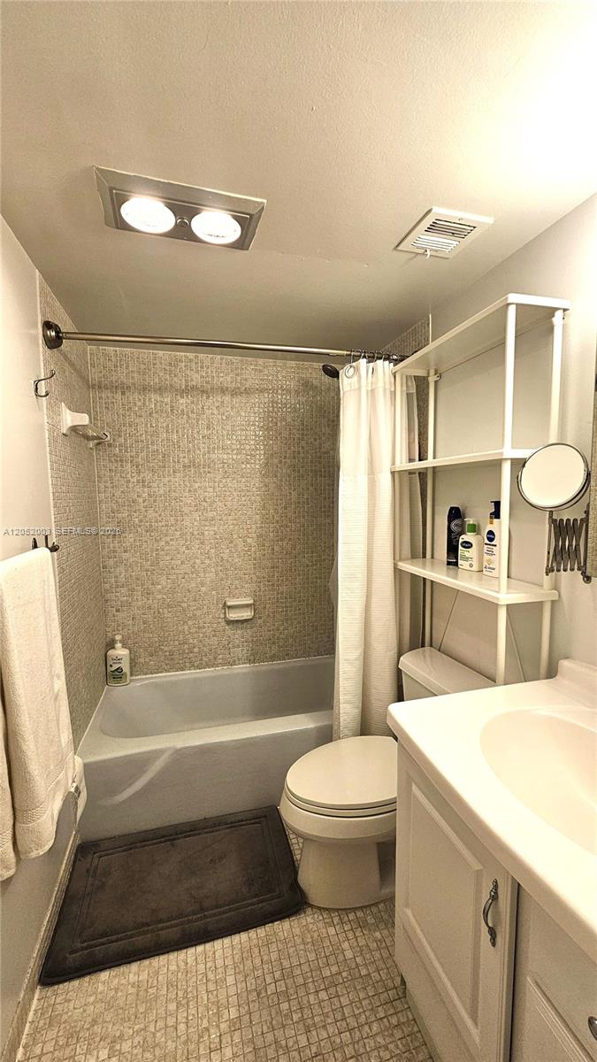 Ver detalles 4L 1 / 2 870 sq. ft. $ 2026-07-11 0 foto