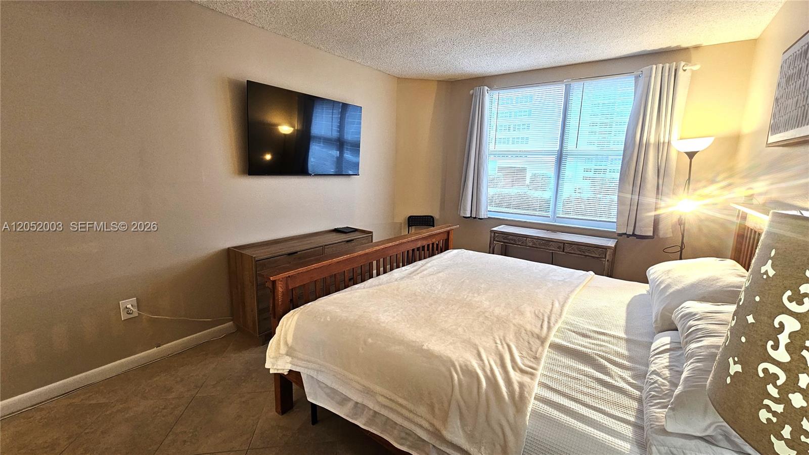 Ver detalles 4L 1 / 2 870 sq. ft. $ 2026-07-11 0 foto