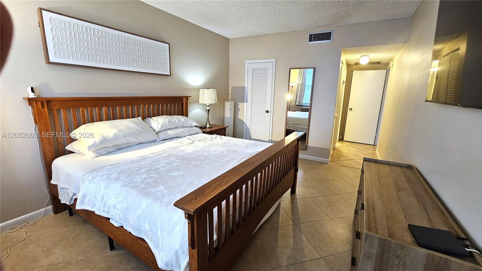 Ver detalles 4L 1 / 2 870 sq. ft. $ 2026-07-11 0 foto