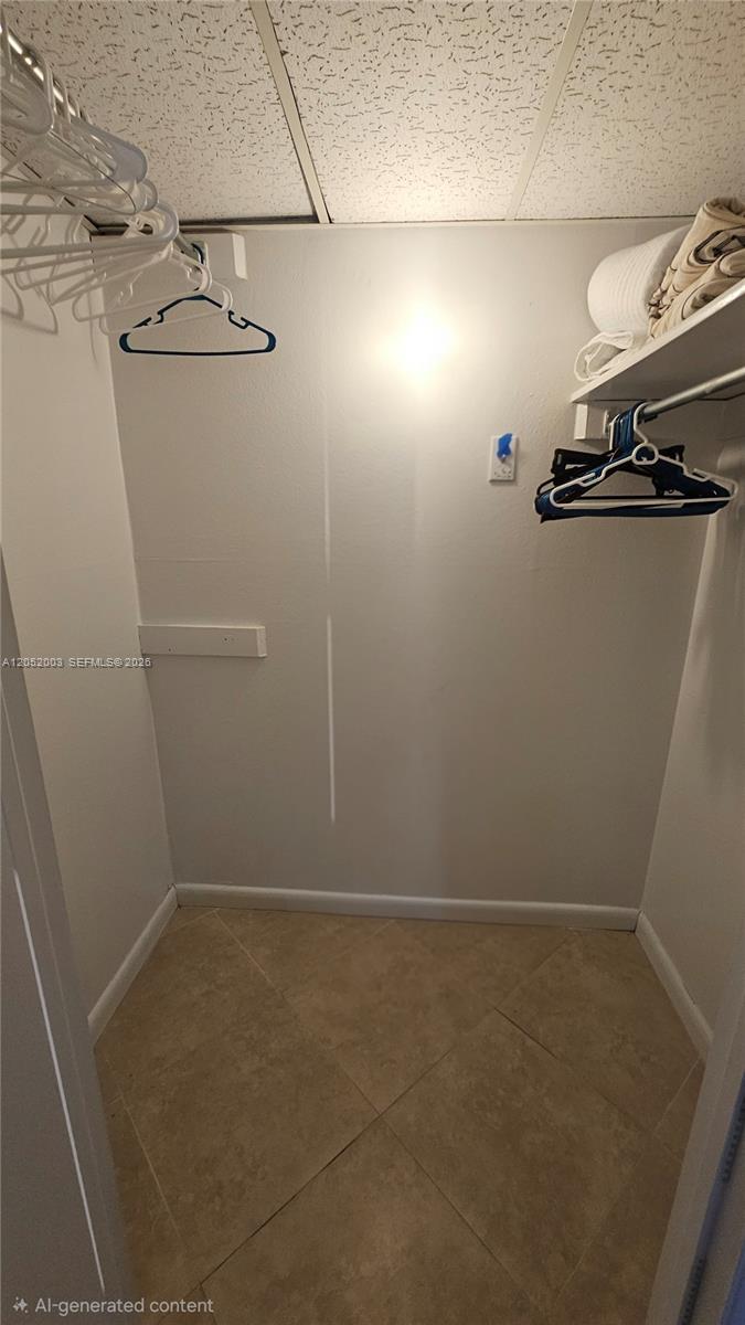 Ver detalles 4L 1 / 2 870 sq. ft. $ 2026-07-11 0 foto