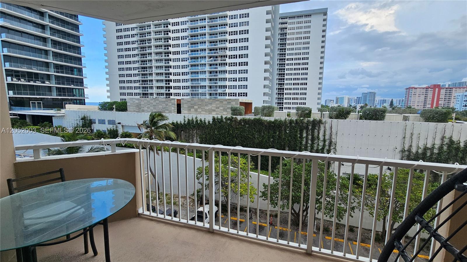 Ver detalles 4L 1 / 2 870 sq. ft. $ 2026-07-11 0 foto