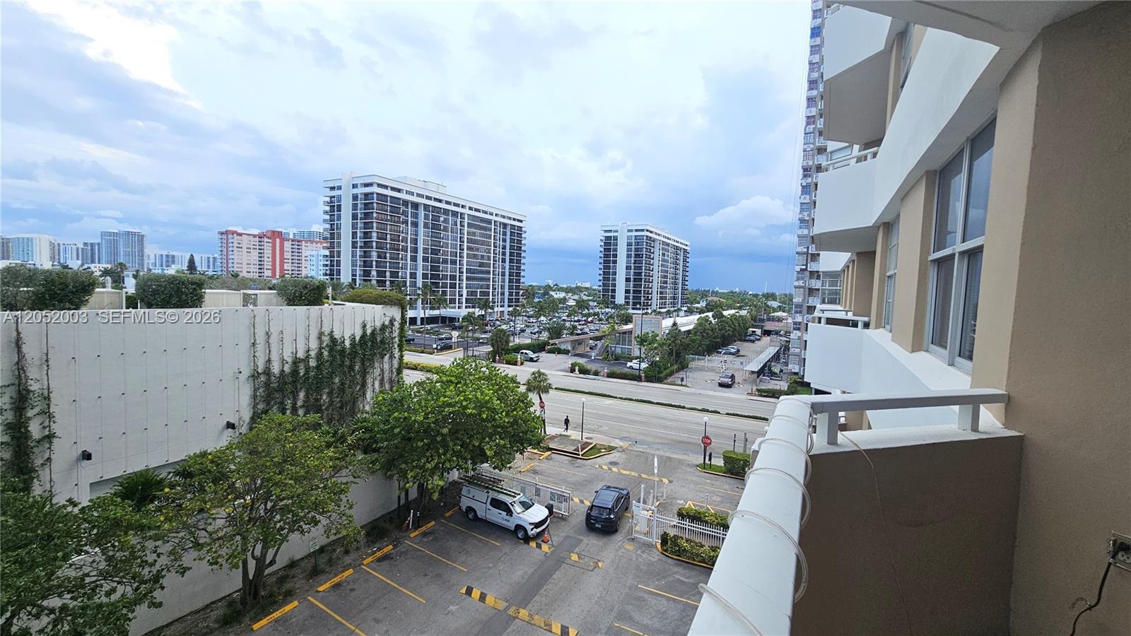 Ver detalles 4L 1 / 2 870 sq. ft. $ 2026-07-11 0 foto