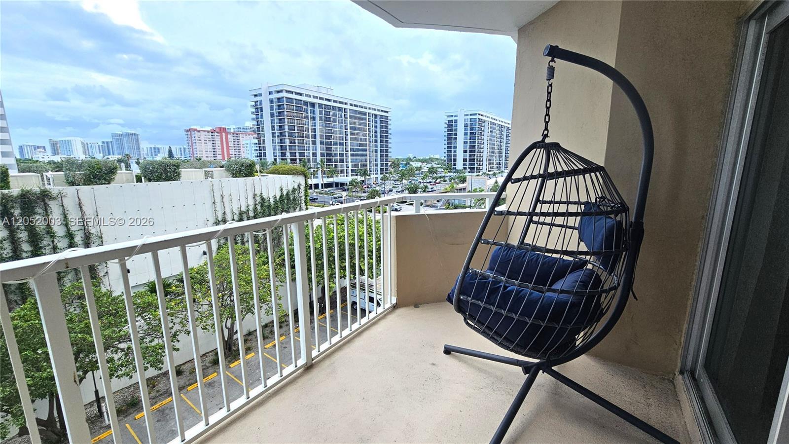 Ver detalles 4L 1 / 2 870 sq. ft. $ 2026-07-11 0 foto