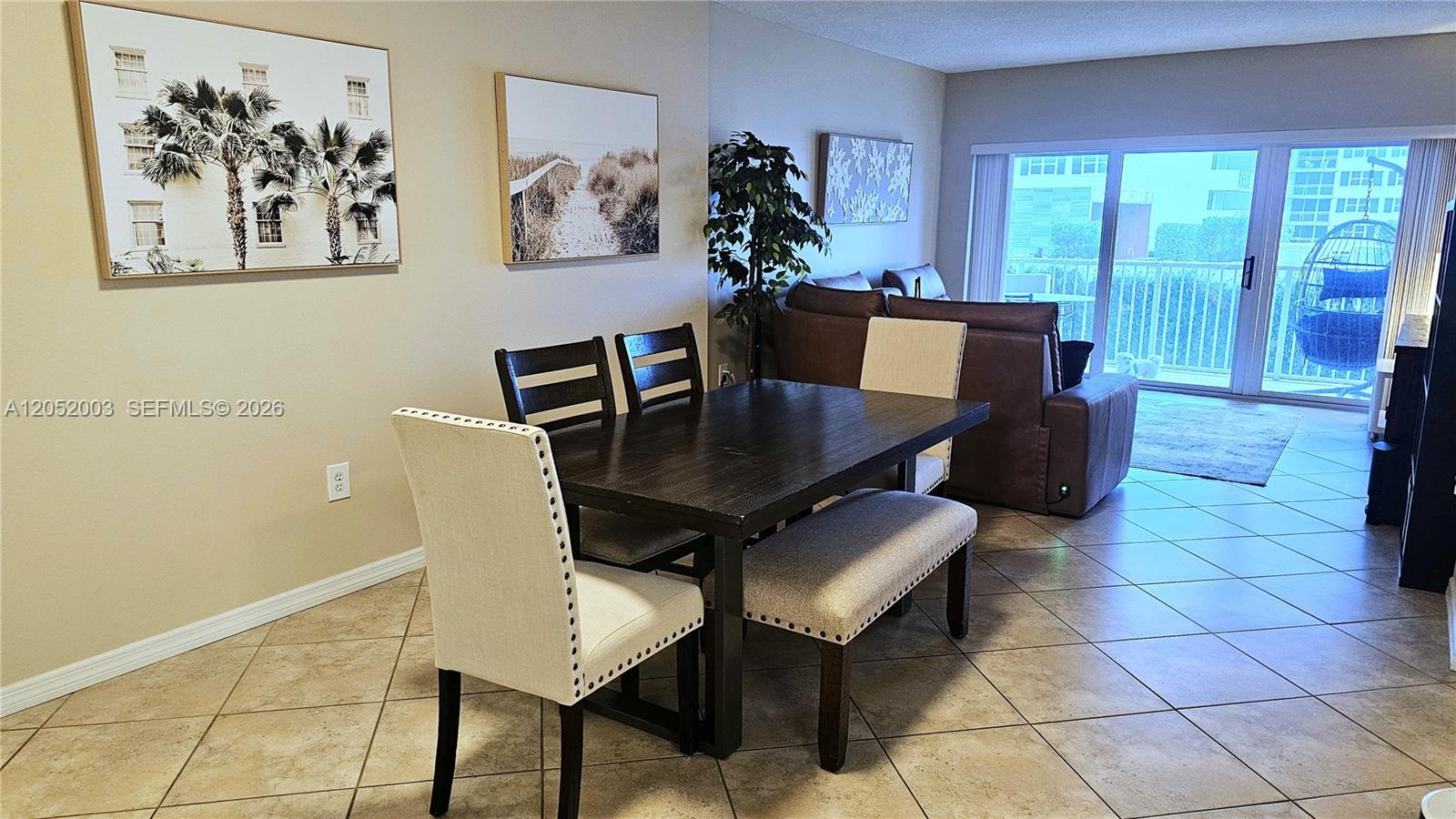 Ver detalles 4L 1 / 2 870 sq. ft. $ 2026-07-11 0 foto