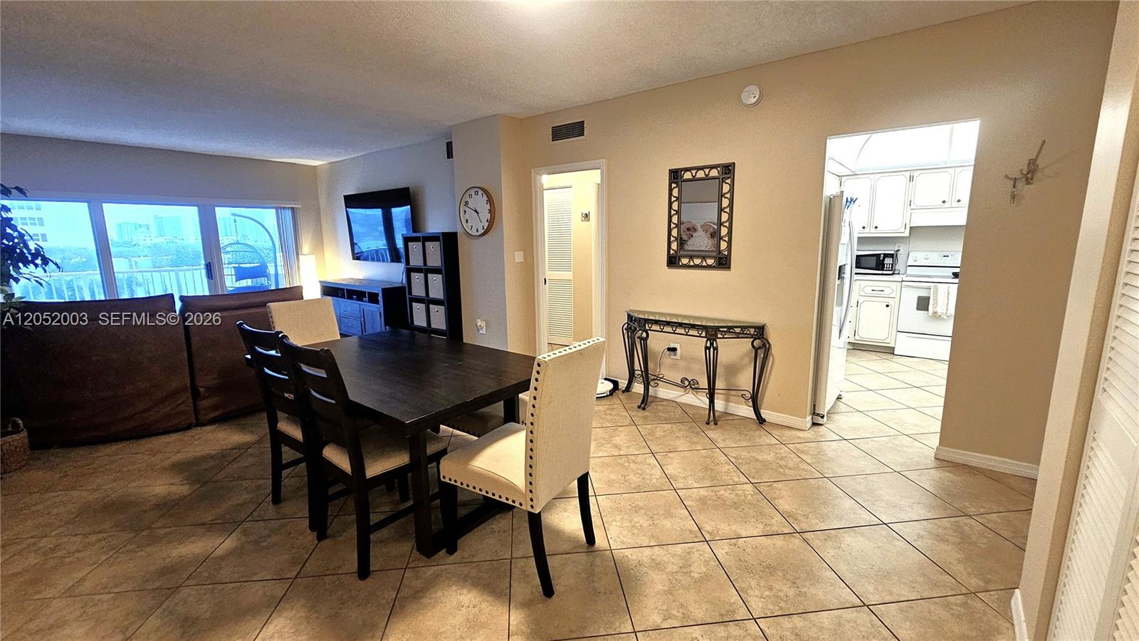 Ver detalles 4L 1 / 2 870 sq. ft. $ 2026-07-11 0 foto