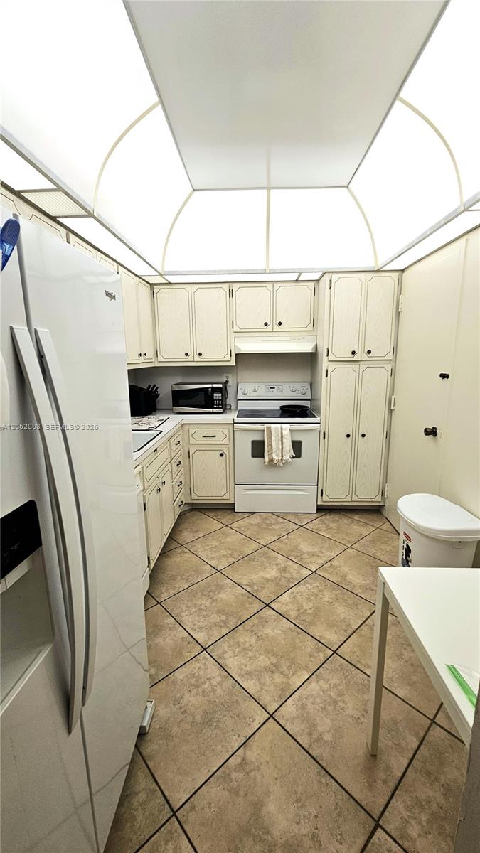 Ver detalles 4L 1 / 2 870 sq. ft. $ 2026-07-11 0 foto