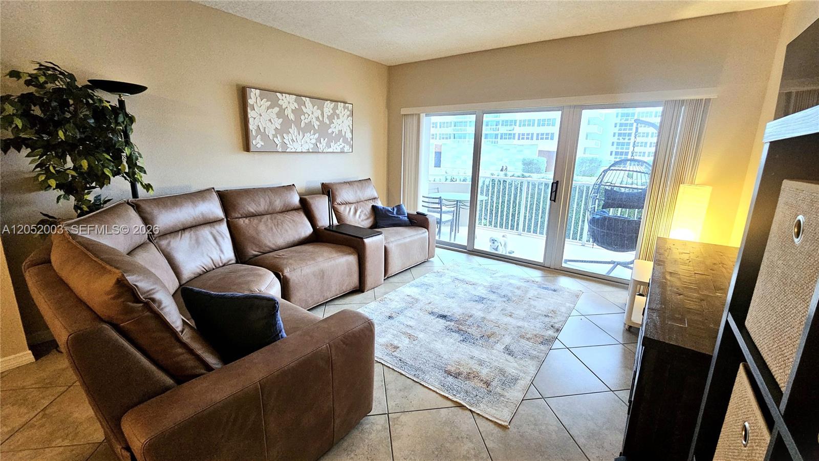 Ver detalles 4L 1 / 2 870 sq. ft. $ 2026-07-11 0 foto
