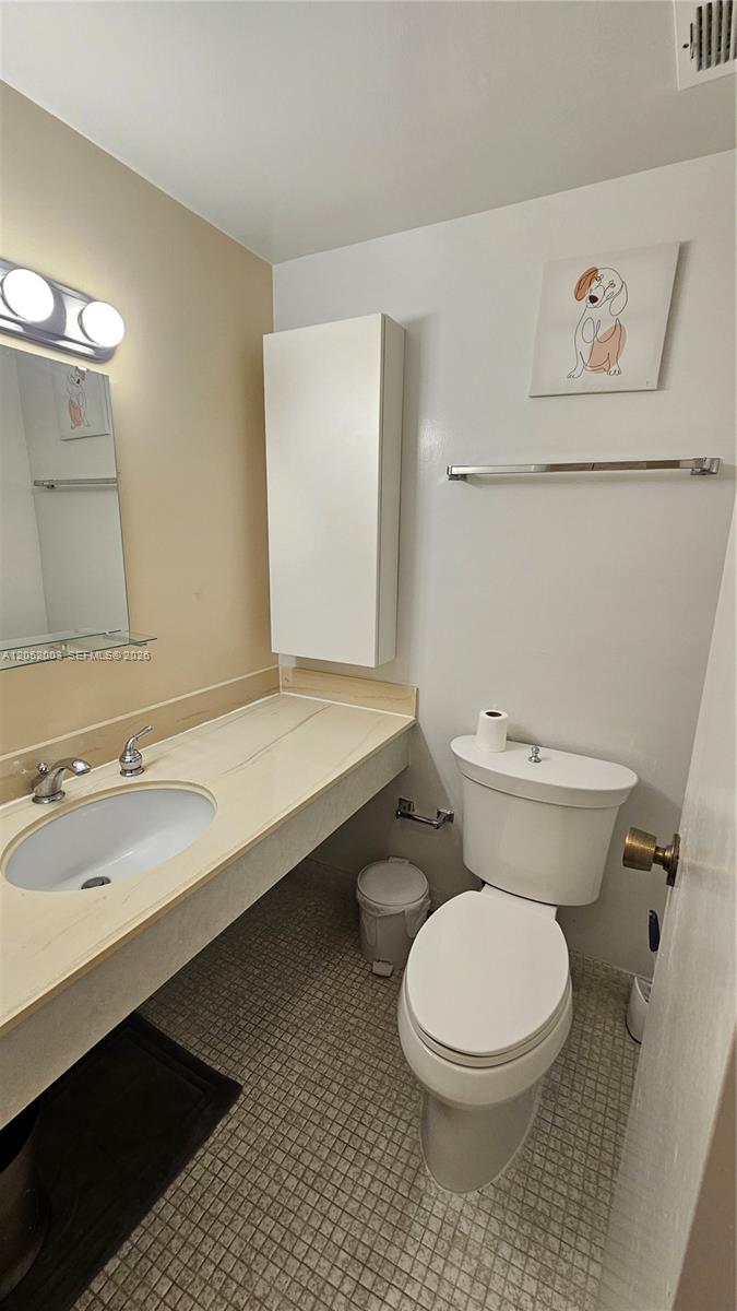 Ver detalles 4L 1 / 2 870 sq. ft. $ 2026-07-11 0 foto
