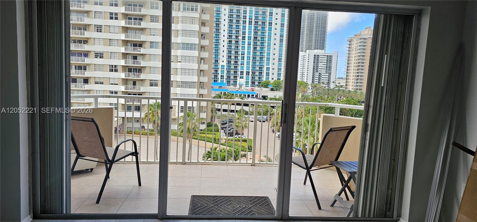 Ver detalles 5D 1 / 2 870 sq. ft. $ 2026-07-12 0 foto
