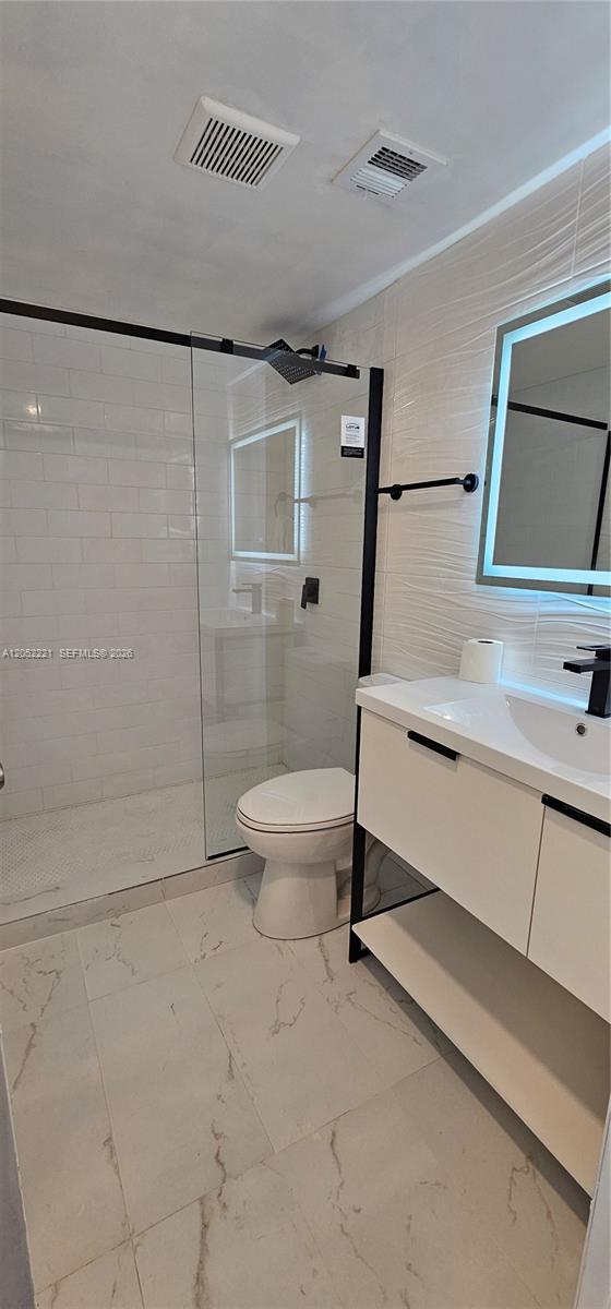 Ver detalles 5D 1 / 2 870 sq. ft. $ 2026-07-12 0 foto