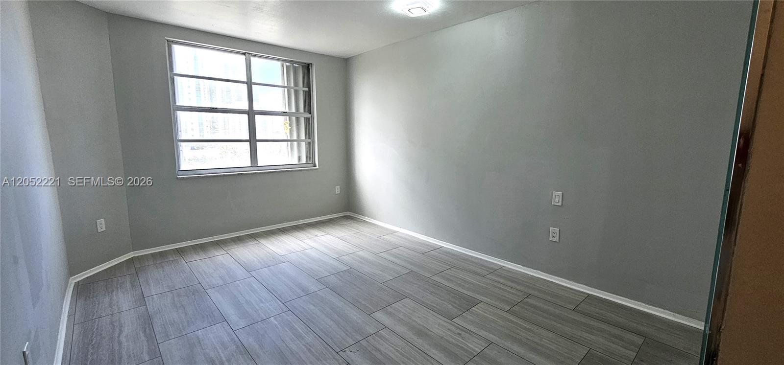 Ver detalles 5D 1 / 2 870 sq. ft. $ 2026-07-12 0 foto