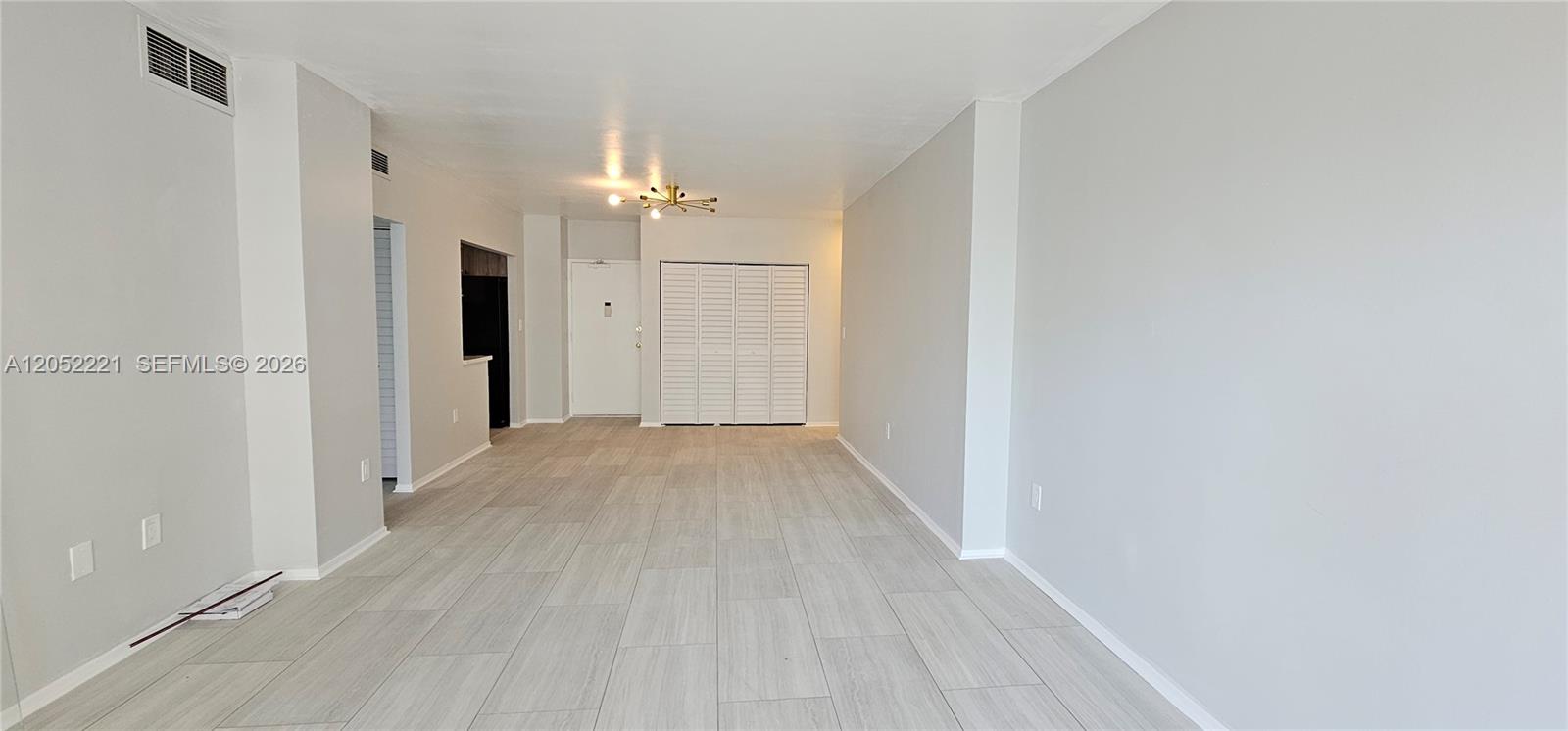 Ver detalles 5D 1 / 2 870 sq. ft. $ 2026-07-12 0 foto
