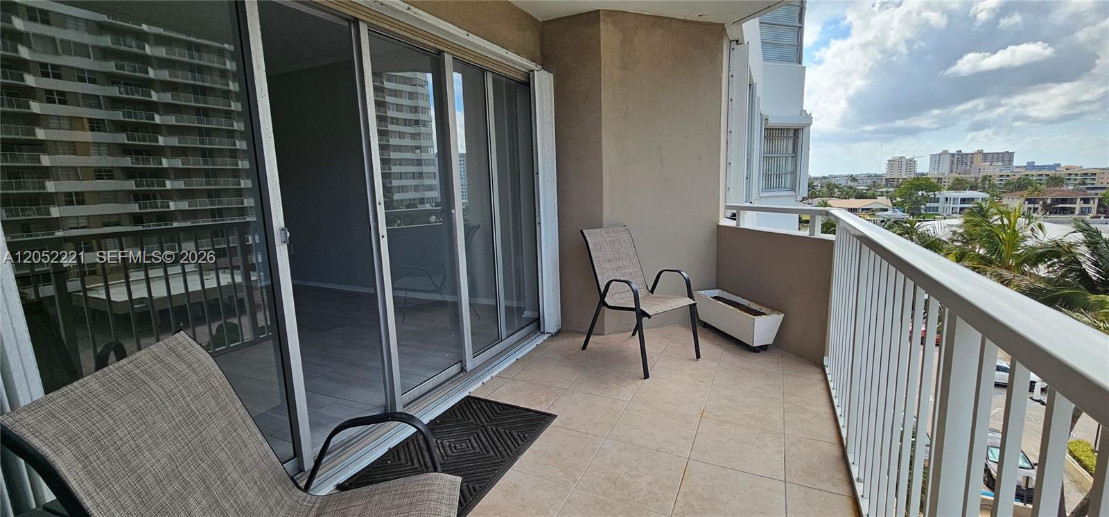 Ver detalles 5D 1 / 2 870 sq. ft. $ 2026-07-12 0 foto