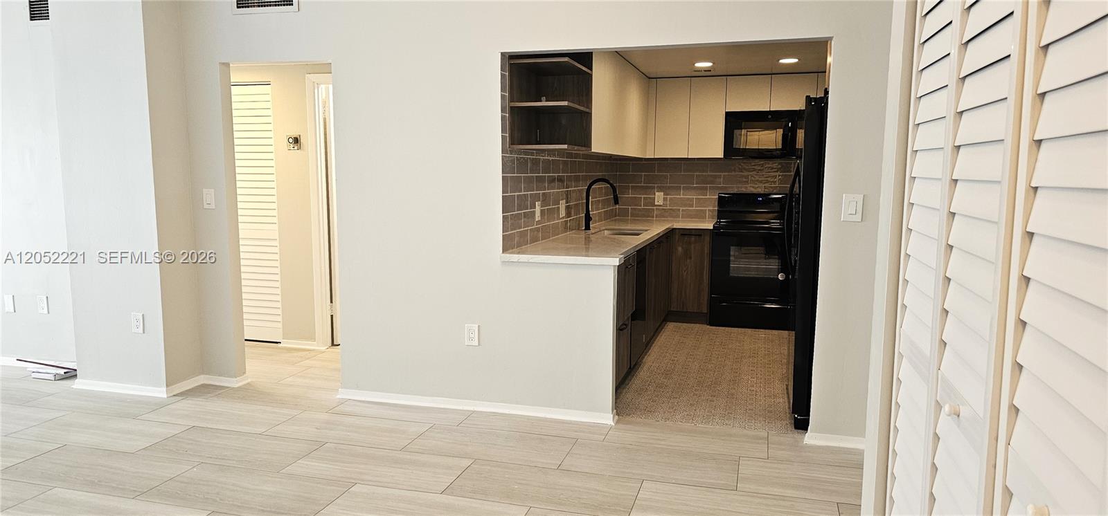 Ver detalles 5D 1 / 2 870 sq. ft. $ 2026-07-12 0 foto