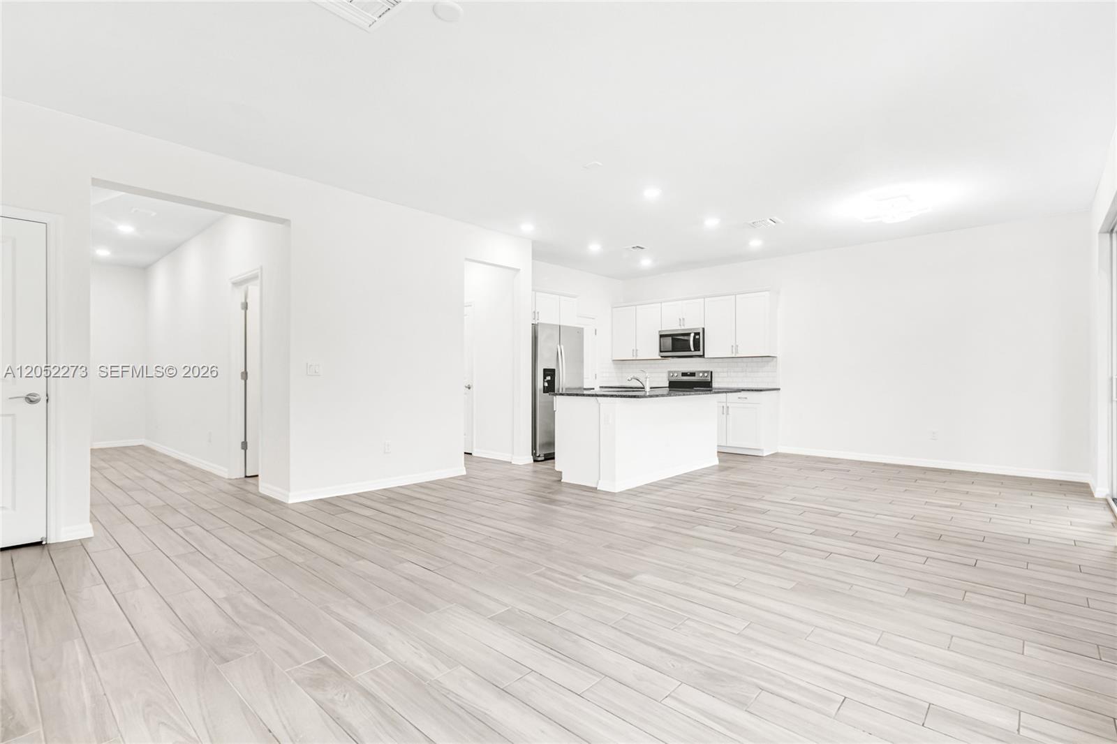 4164 3 / 3 1776 sq. ft. $ 2026-08-03 0 Photo