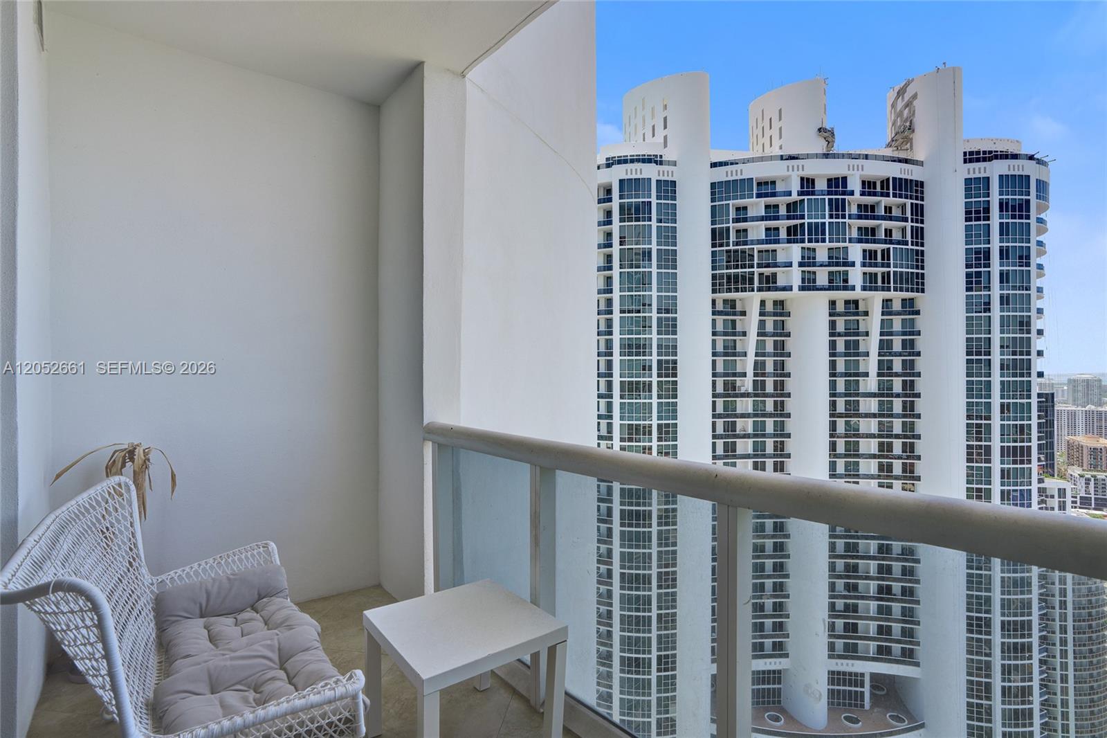 Ver detalles 4705 2 / 2 1577 sq. ft. $ 2026-07-13 0 foto
