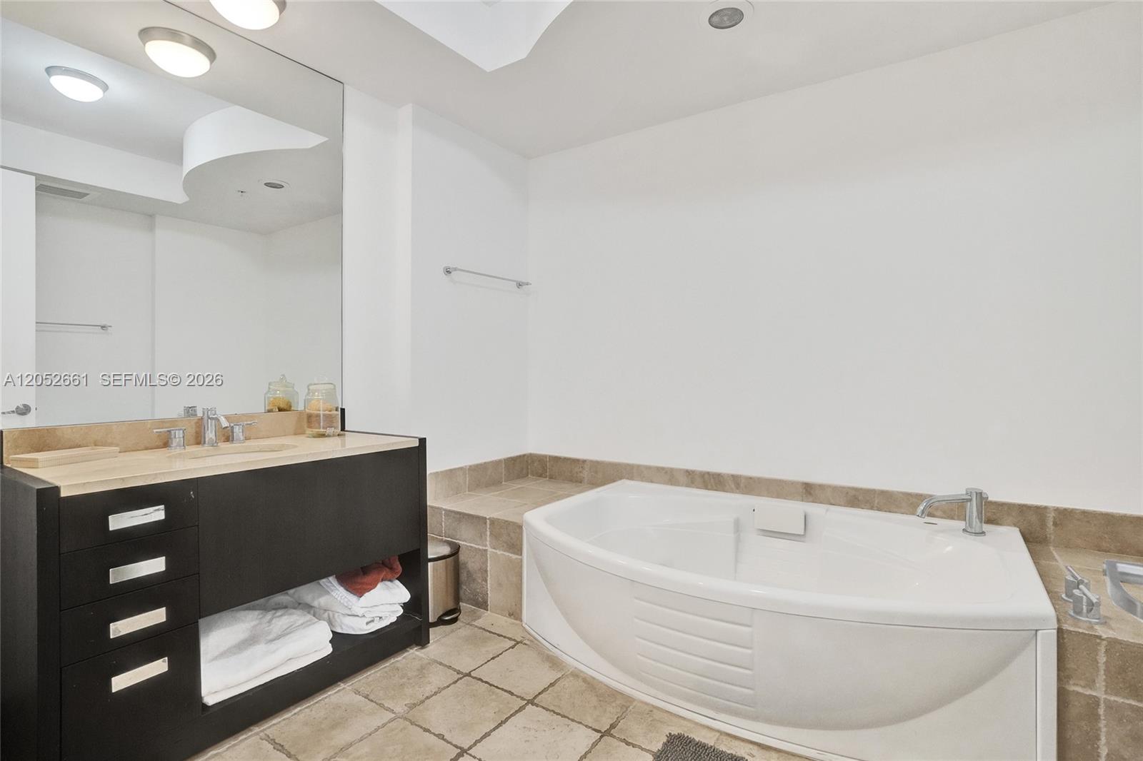 Ver detalles 4705 2 / 2 1577 sq. ft. $ 2026-07-13 0 foto