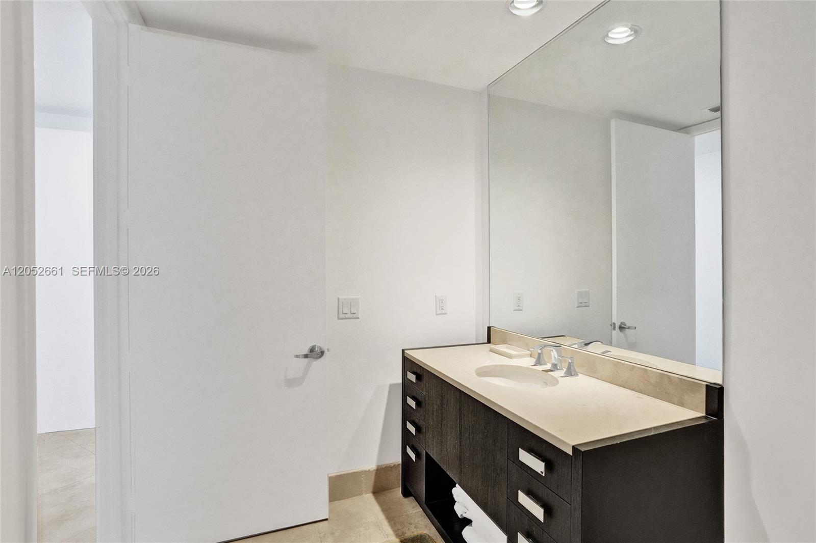 Ver detalles 4705 2 / 2 1577 sq. ft. $ 2026-07-13 0 foto