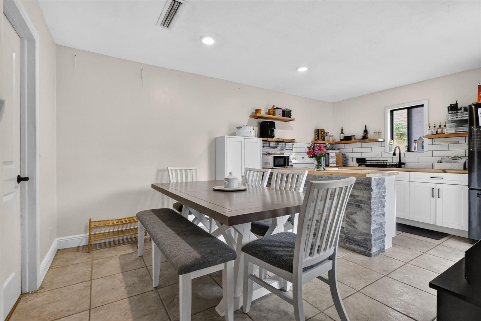 Ver detalles 1201 3 / 1500 sq. ft. $ 2026-07-14 0 foto