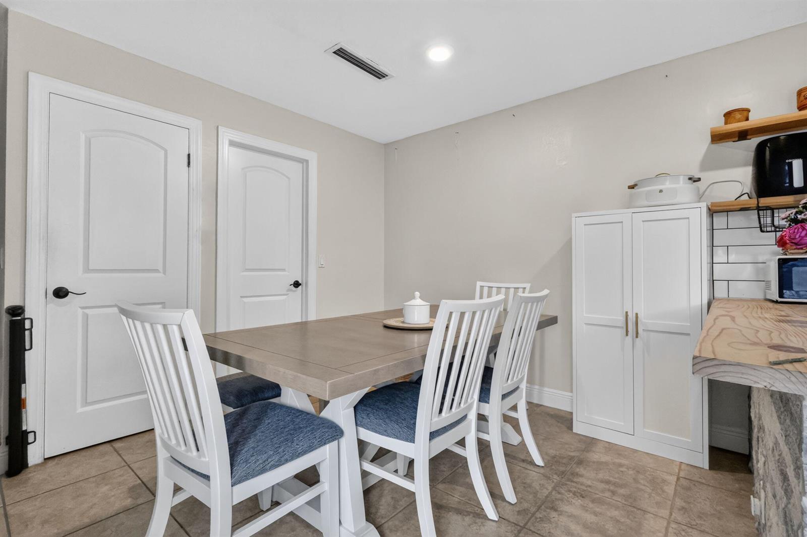 Ver detalles 1201 3 / 1500 sq. ft. $ 2026-07-14 0 foto