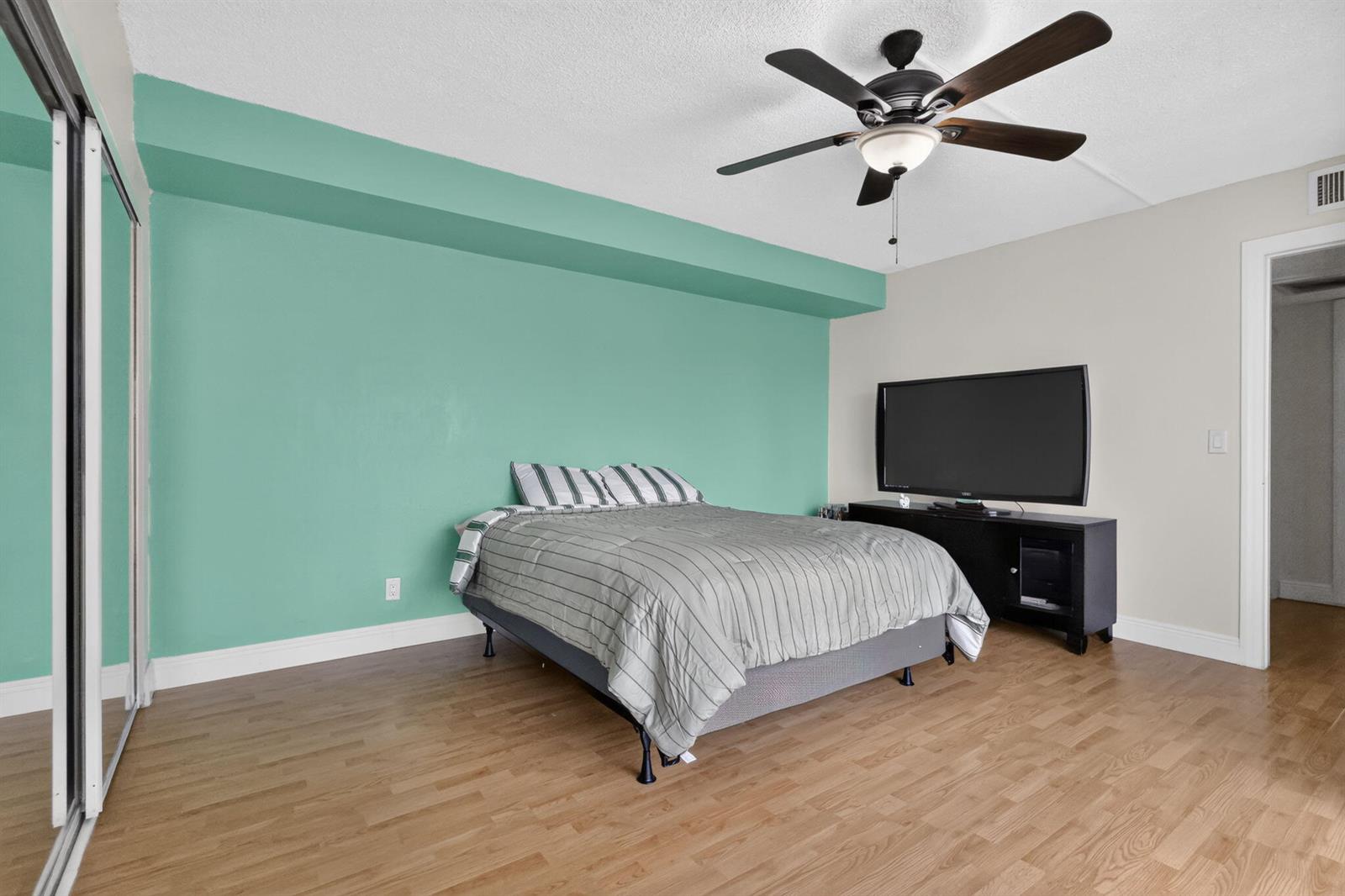 Ver detalles 1201 3 / 1500 sq. ft. $ 2026-07-14 0 foto