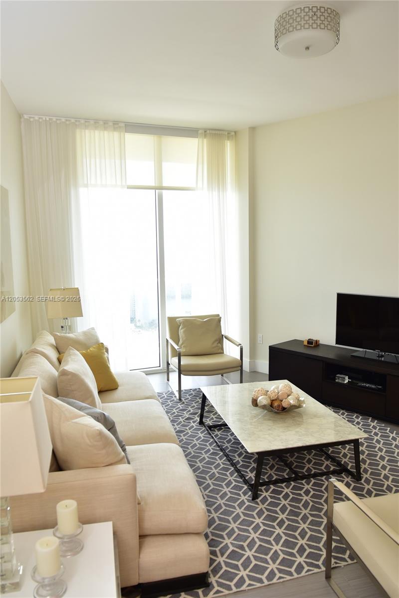 Ver detalles 2905 2 / 2 1463 sq. ft. $ 2026-07-14 0 foto