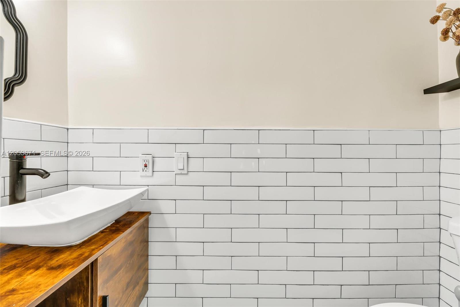 See details 8140 3 / 3 1293 sq. ft. $ 2026-07-14 0 Photo