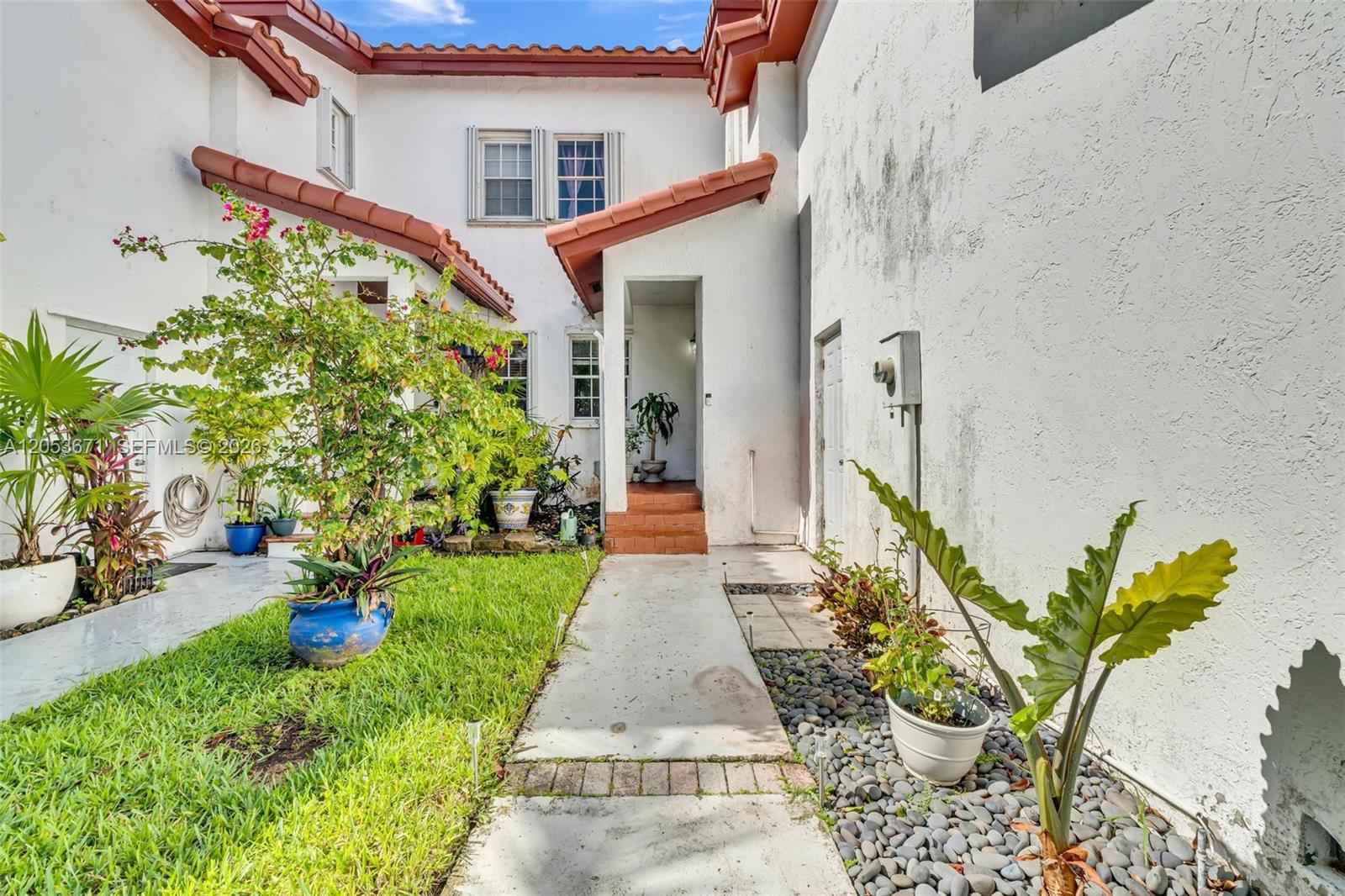 See details 8140 3 / 3 1293 sq. ft. $ 2026-07-14 0 Photo