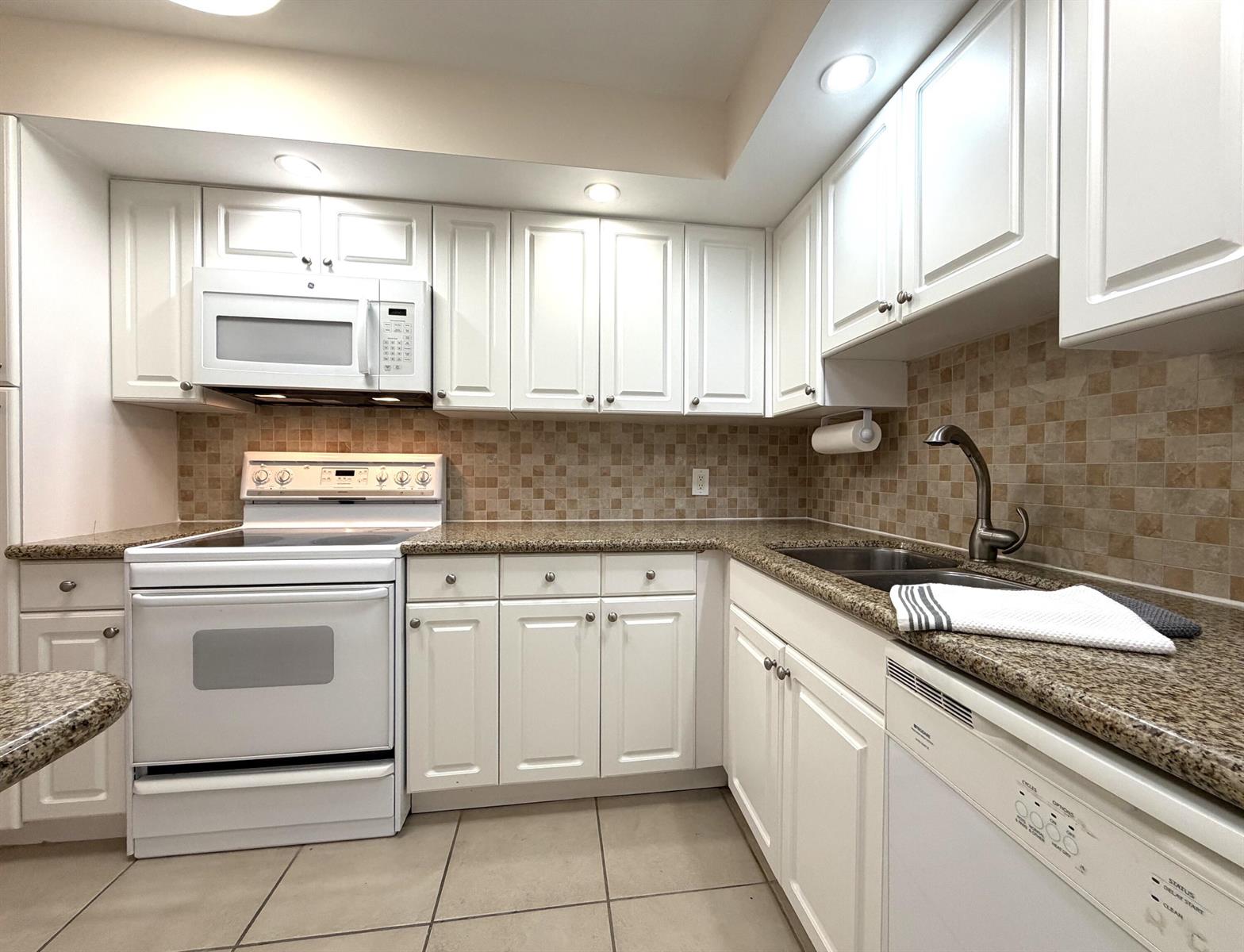 Photo of 2101 Ocean #505, Hollywood, Florida, 33019 - Kitchen