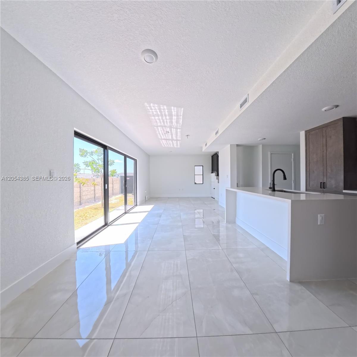 See details 1374 5 / 3 1810 sq. ft. $ 2026-07-15 0 Photo