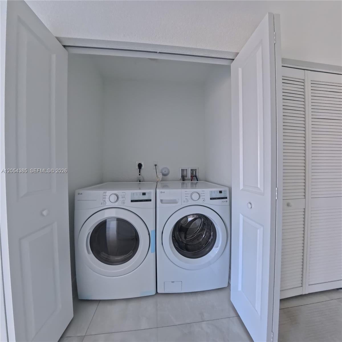 See details 1374 5 / 3 1810 sq. ft. $ 2026-07-15 0 Photo