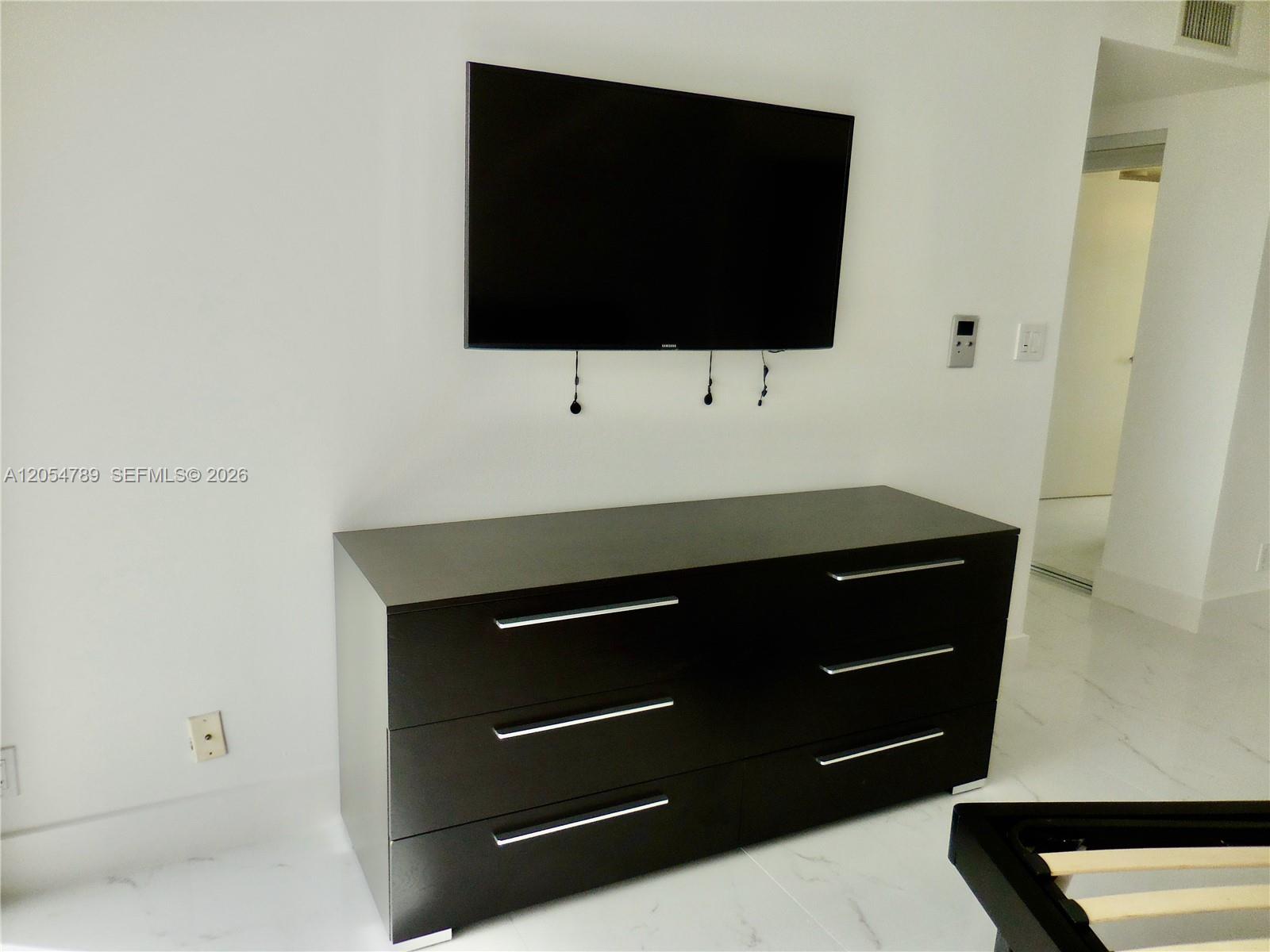 Ver detalles 2308 2 / 2 1230 sq. ft. $ 2026-07-16 0 foto