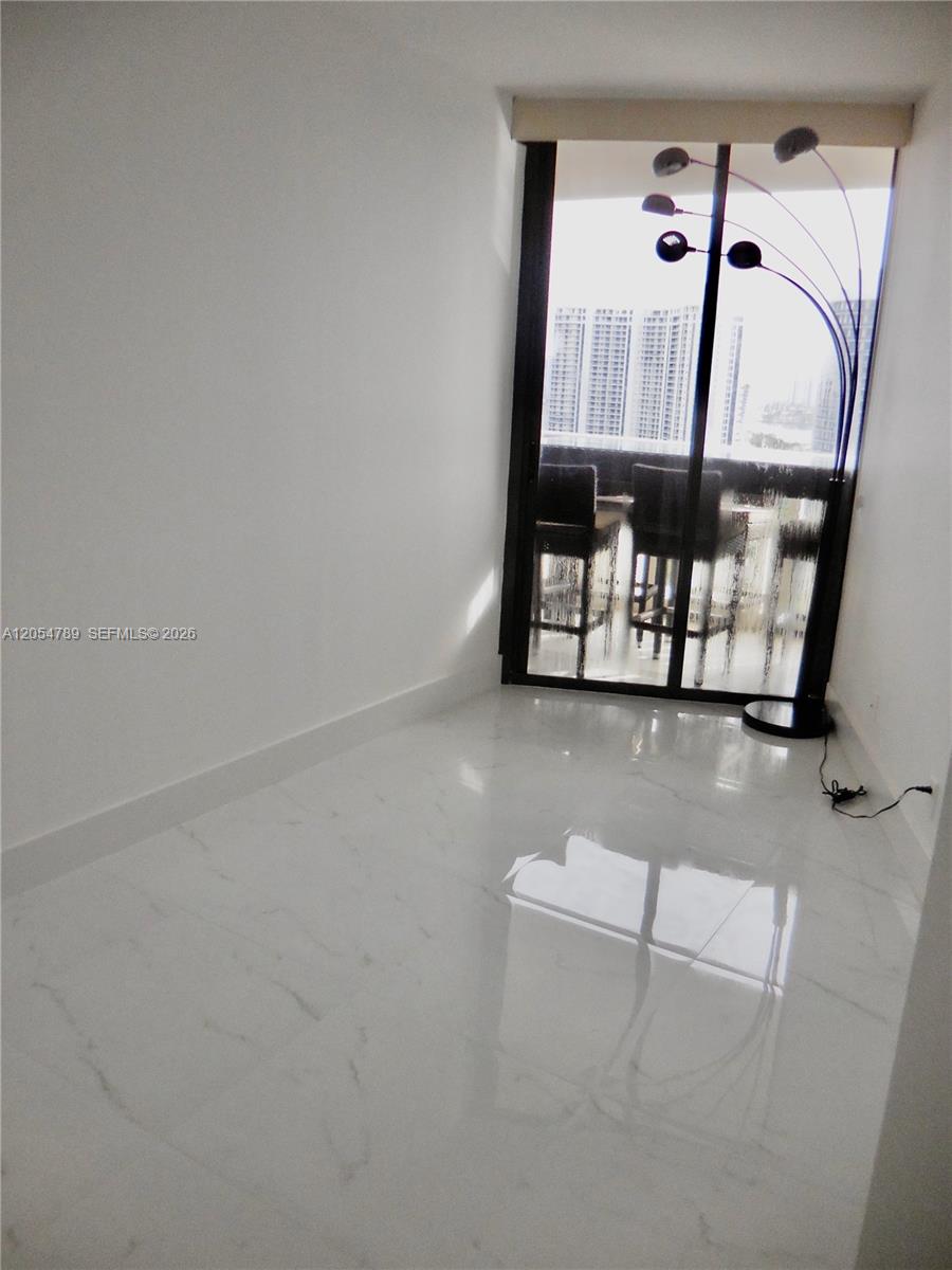 Ver detalles 2308 2 / 2 1230 sq. ft. $ 2026-07-16 0 foto